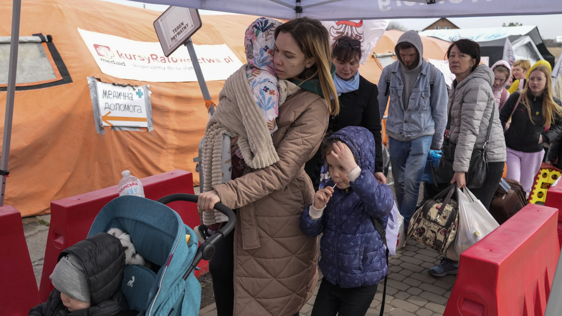 Menschen, die aus der Ukraine geflüchtet sind, warten am Grenzübergang im polnischen Medyka | AP