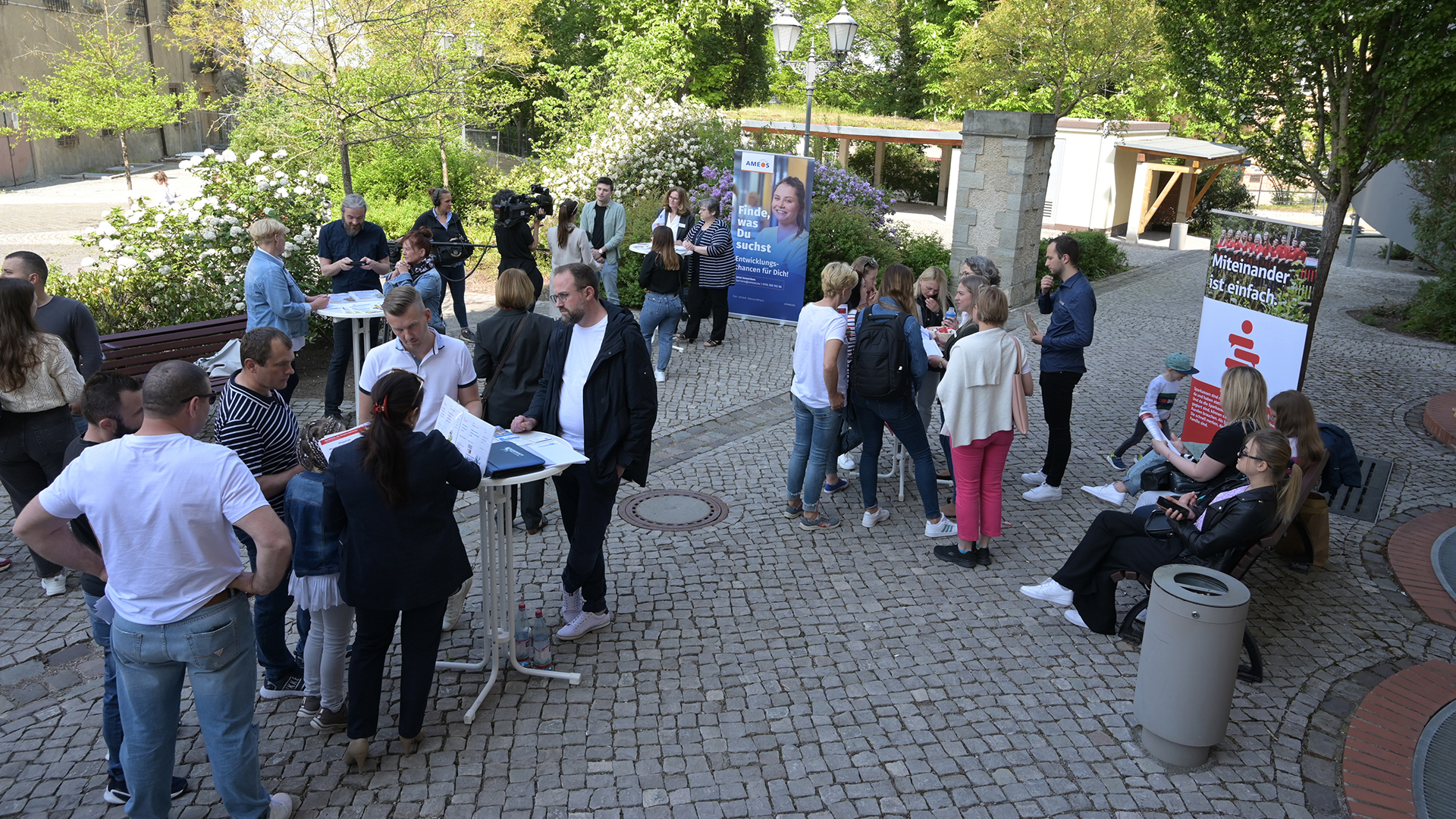 Auf dem Rathaushof in Bernburg, Sachsen-Anhalt, treffen aus der Ukraine Geflüchtete auf Infostände von Firmen, die Arbeitskräfte suchen. | dpa