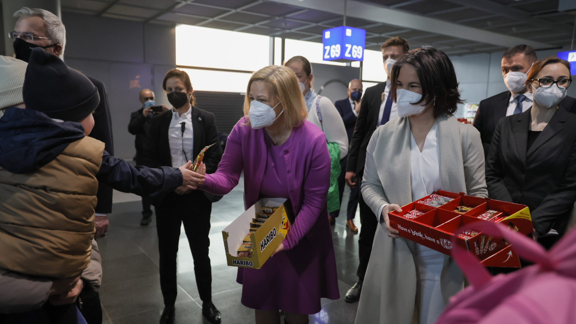 Bundesinnenministerin Nancy Faeser und Bundesaußenministerin Annalena Baerbock begrüßen ukrainische Geflüchtete am Frankfurter Flughafen. | EPA
