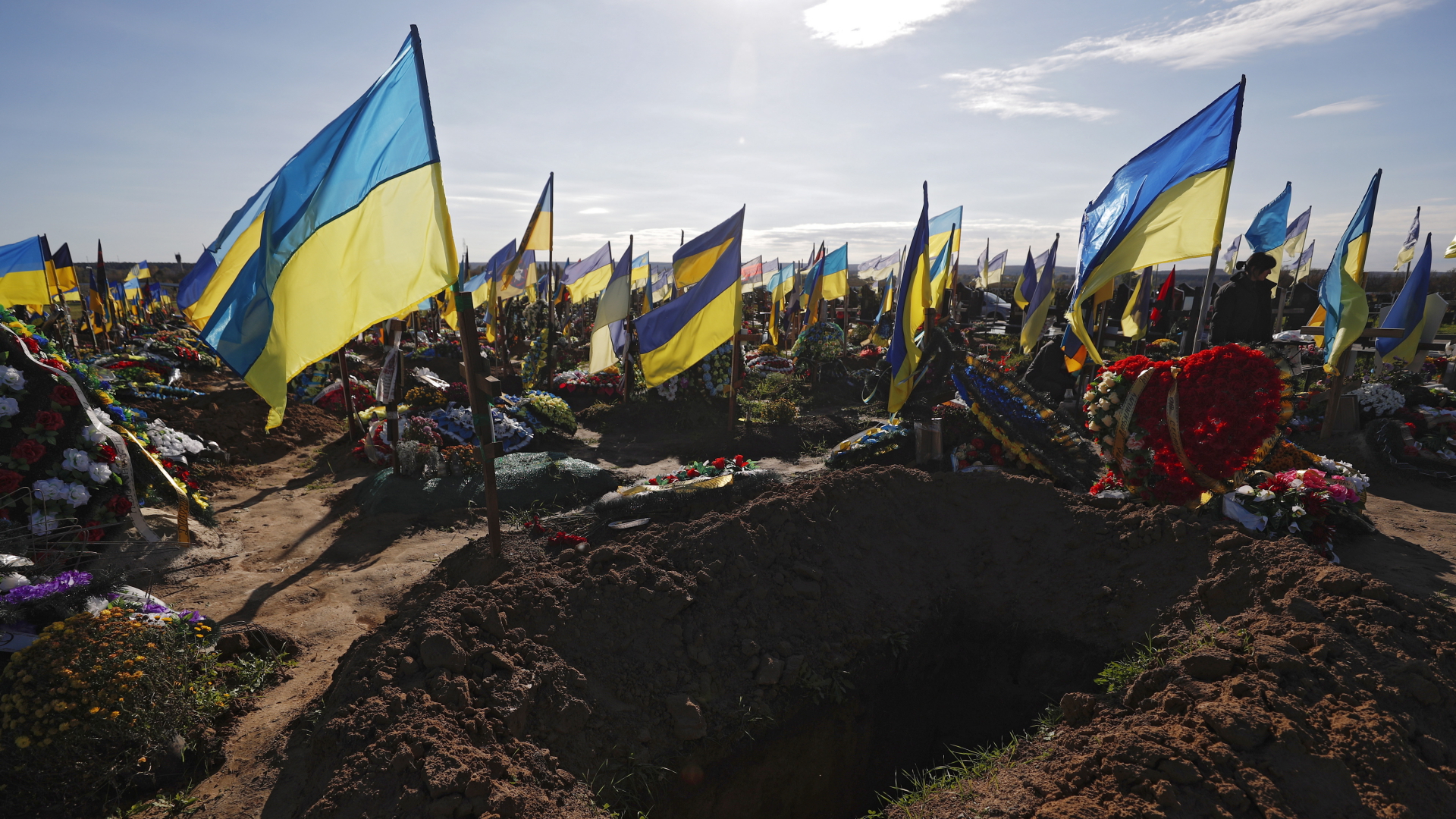 Flaggen über einem Armeefriedhof in Charkiw (Ukraine) | EPA