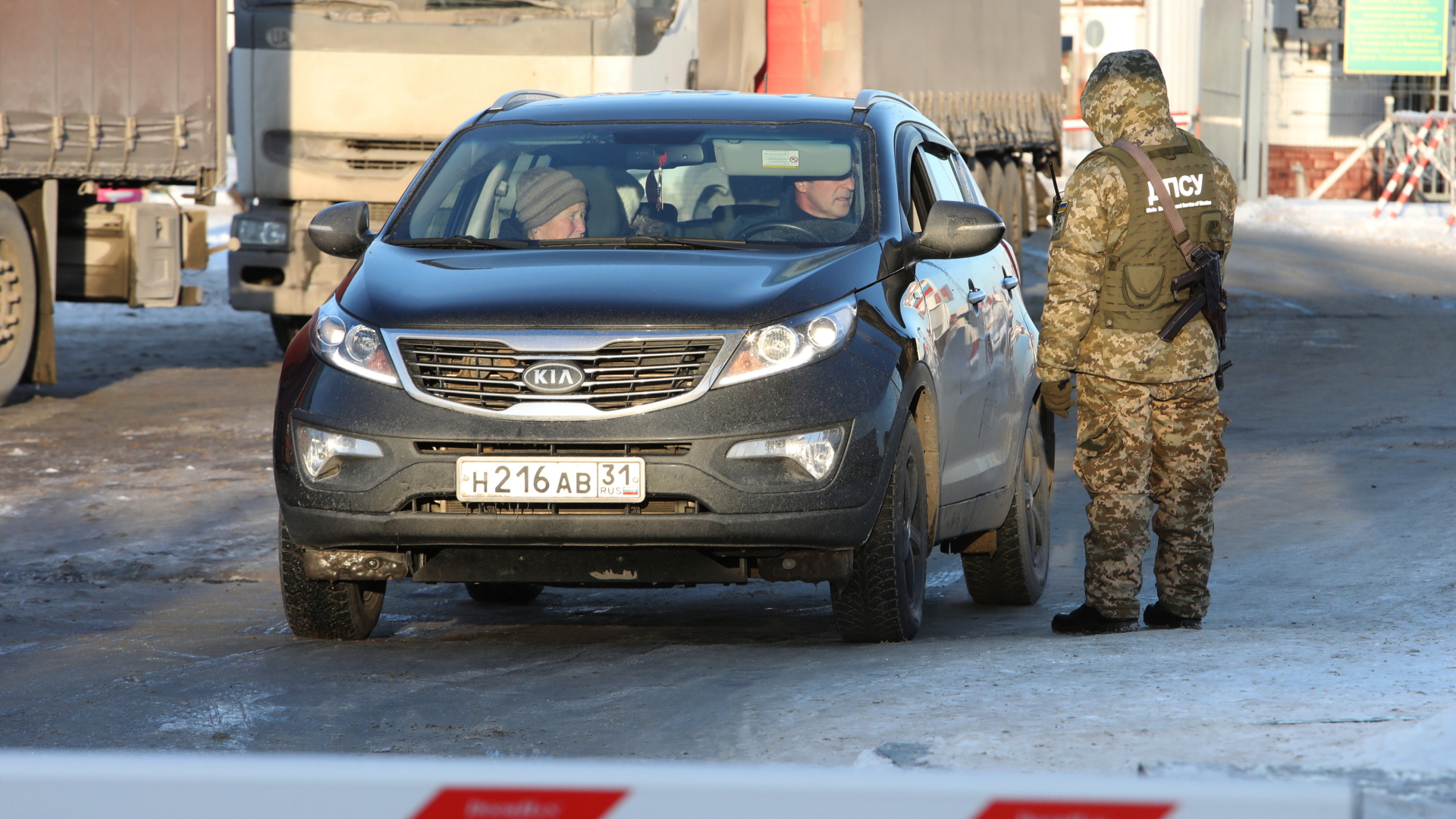 Ein ukrainischer Grenzbeamter kontrolliert den Fahrer eines Autos. | Bildquelle: REUTERS