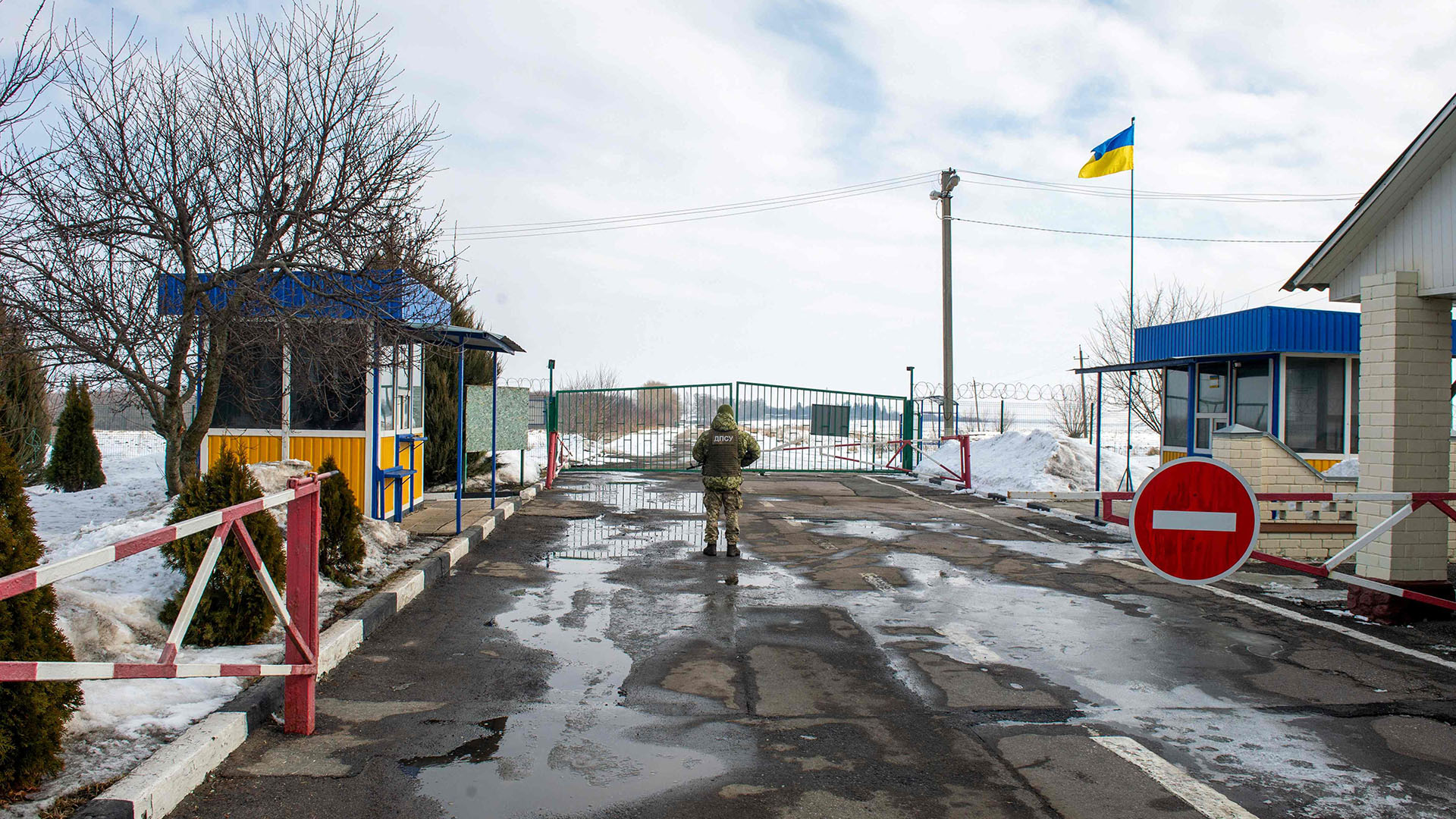 Ein ukrainischer Grenzsoldat steht am Kontrollpunkt an der Grenze zu Russland Wache. | AFP