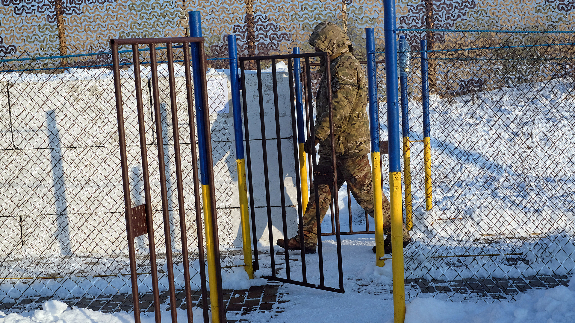 Ein ukrainischer Grenzsoldat ist am Einreise-/Ausreisekontrollpunkt Zolote in der Region Luhansk im Osten der Ukraine im Einsatz | picture alliance / Photoshot