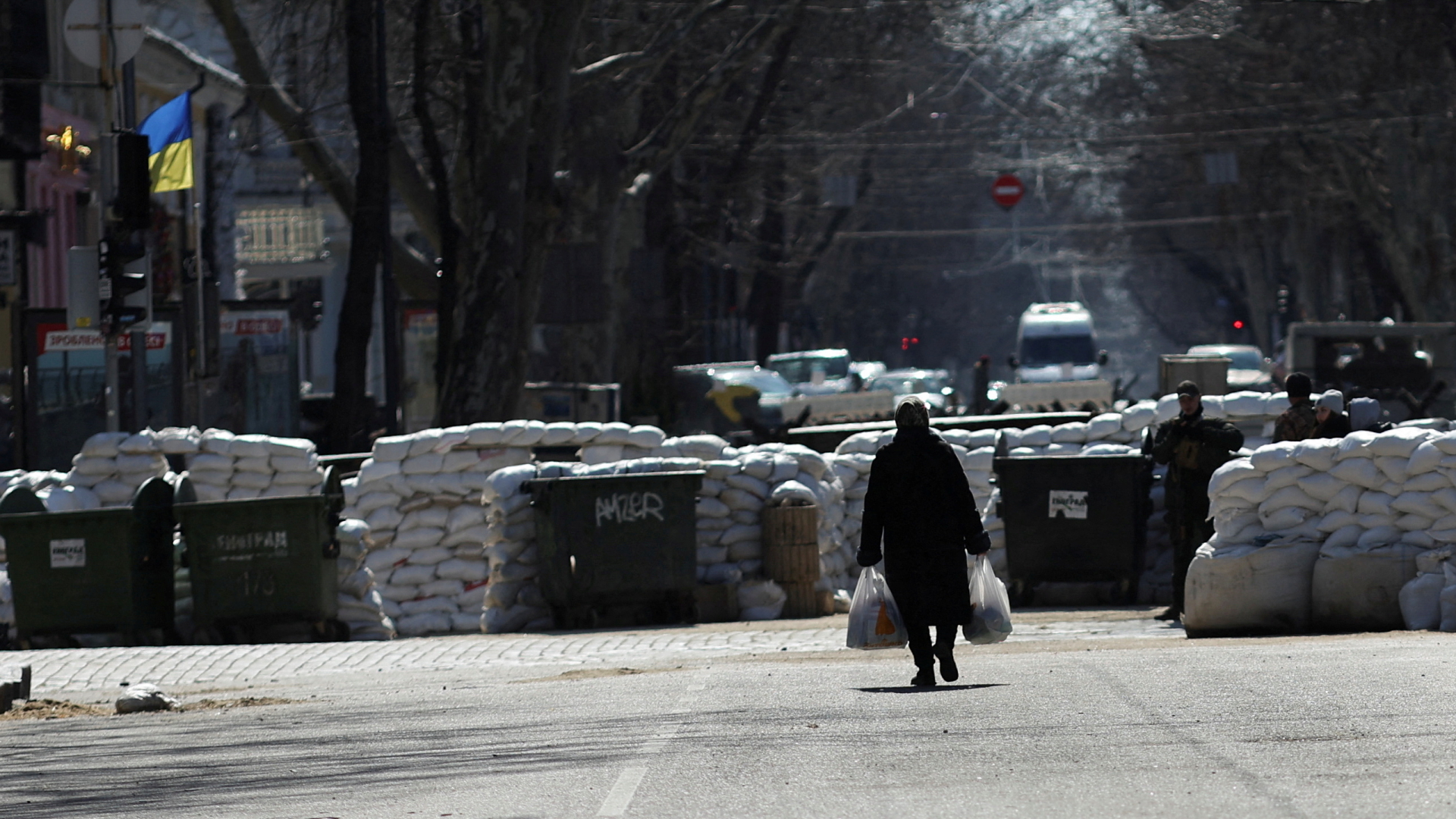 Eine Frau vor einer Straßensperre im ukrainischen Odessa | REUTERS