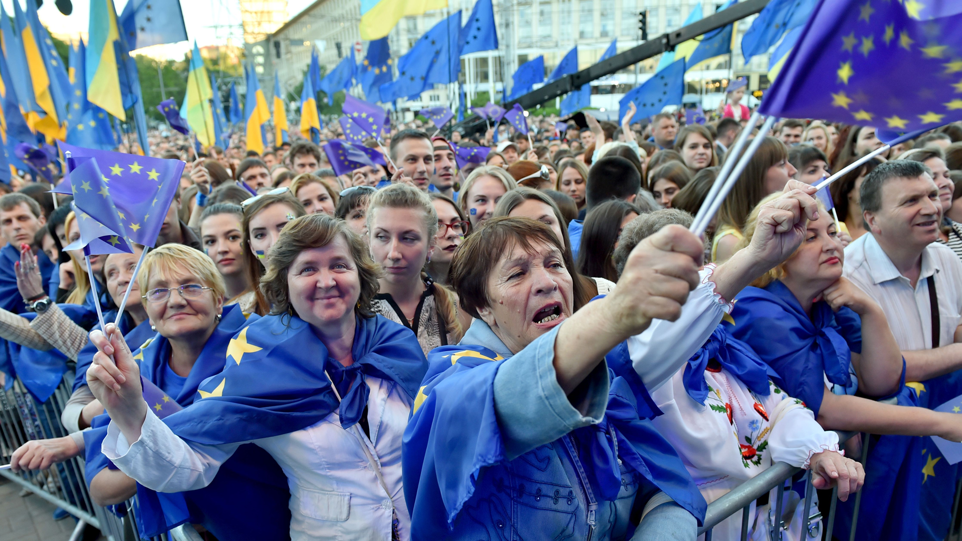 Menschen in Kiew mit EU-Flaggen (Archivbild) | AFP