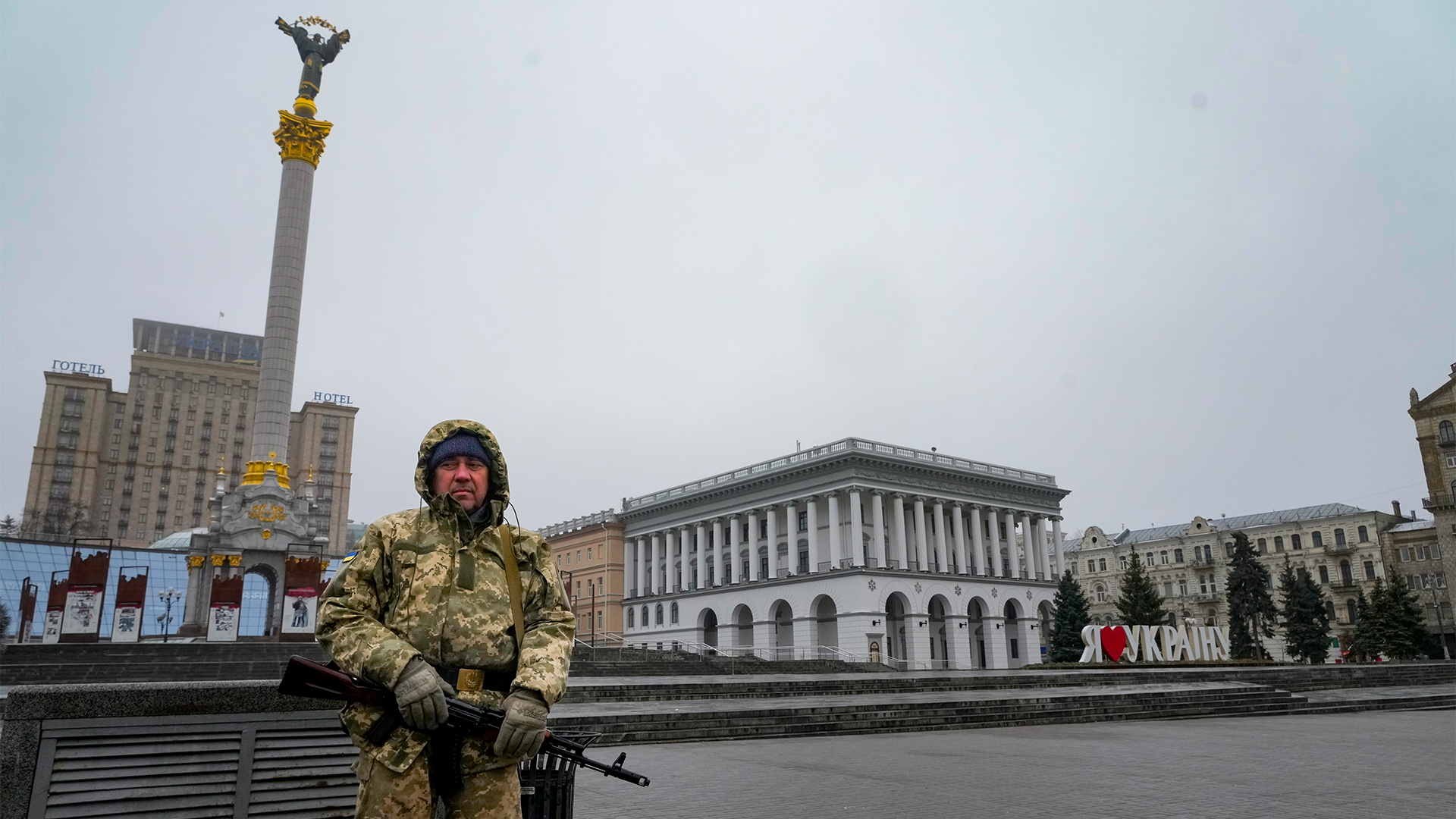 Ein bewaffneter Mann steht auf dem leeren Maidan in Kiew. (Archivbild) | dpa