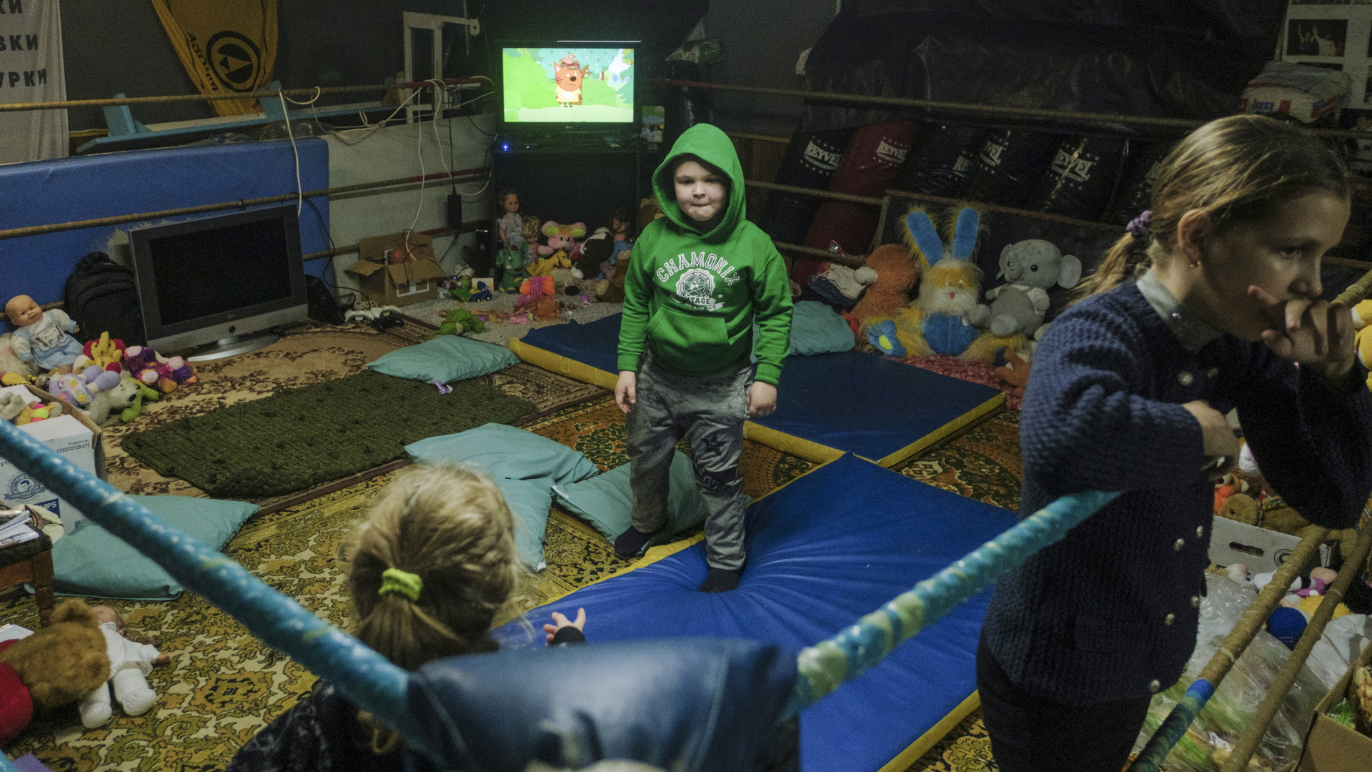 In der umkämpften Stadt Bachmut (Ukraine) suchen Menschen mit ihren Kindern Zuflucht in einem Trainingsraum für den Boxsport. | EPA