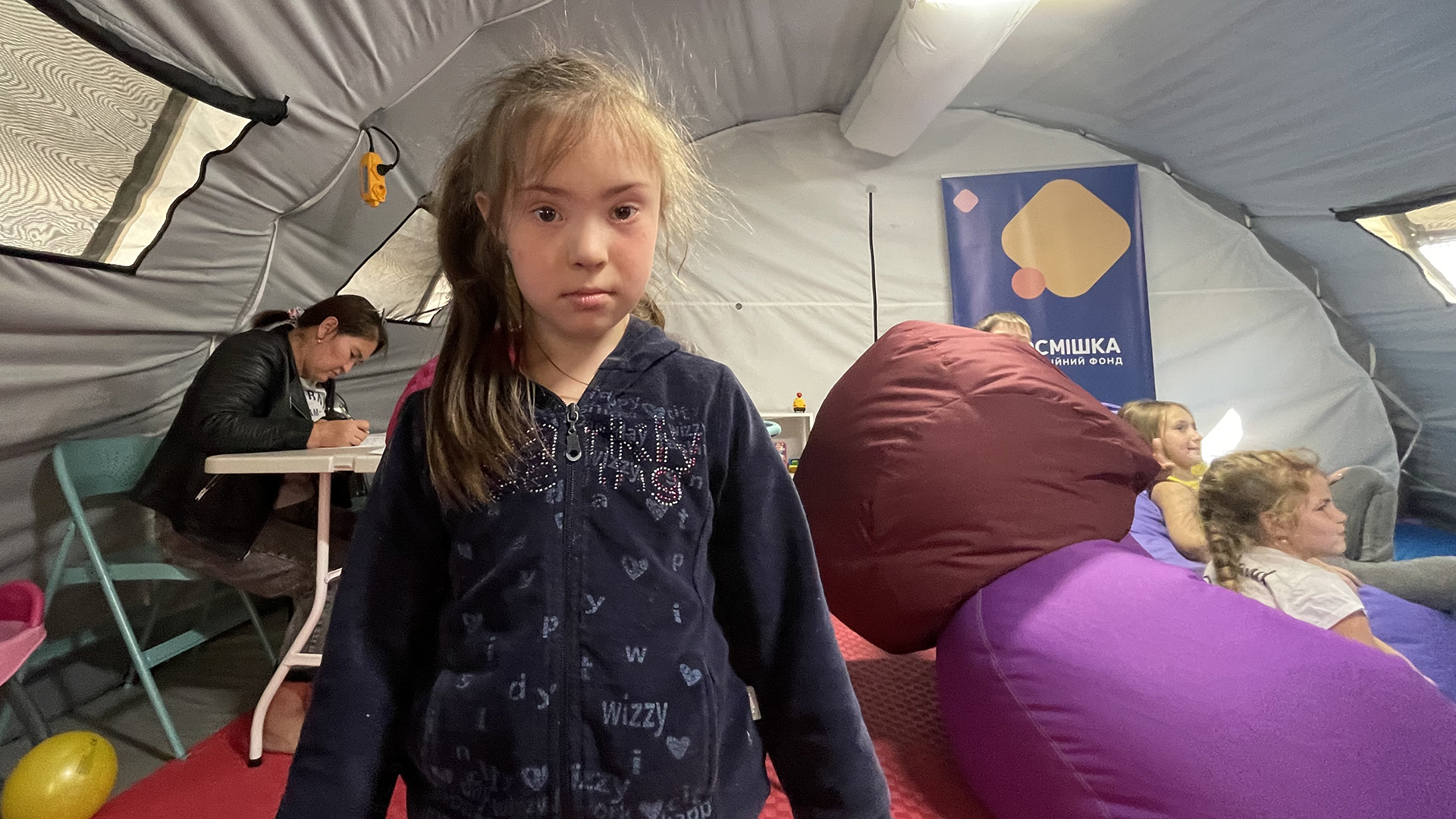 Kinder in  einem Zelt von "Save the children" | ARD-Aktuell/Andrea Beer