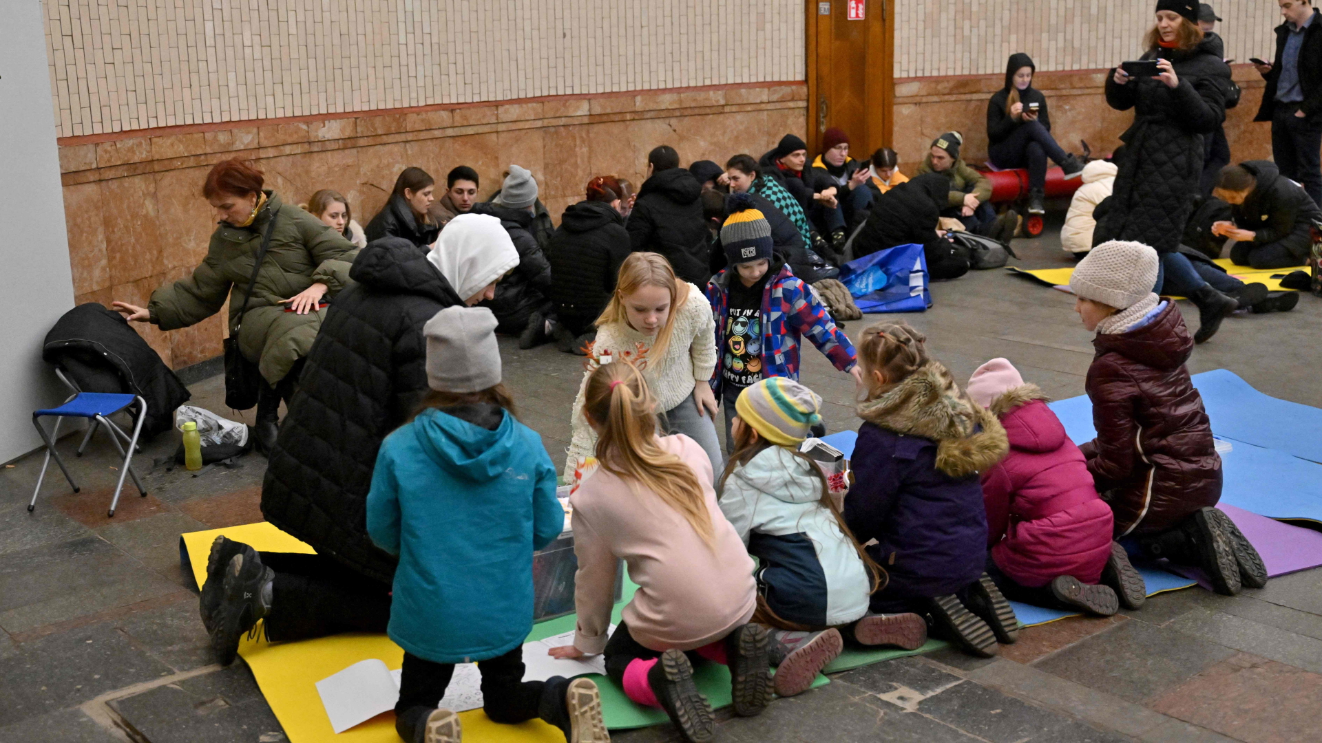 Kinder in im Luftschutz in einer U-Bahn-Station in Kew (Ukraine) | AFP
