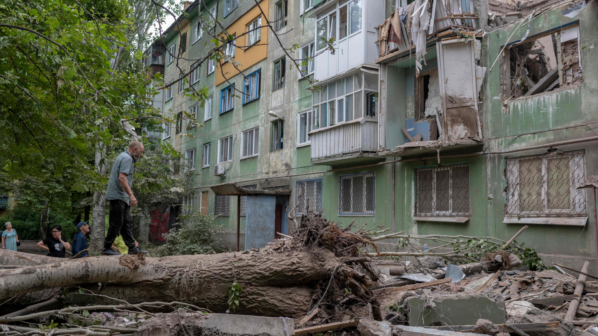 Anwohner betrachten die Schäden nach einem Angriff der russischen Streitkräfte in Kostiantynivka in der Ostukraine. | AFP
