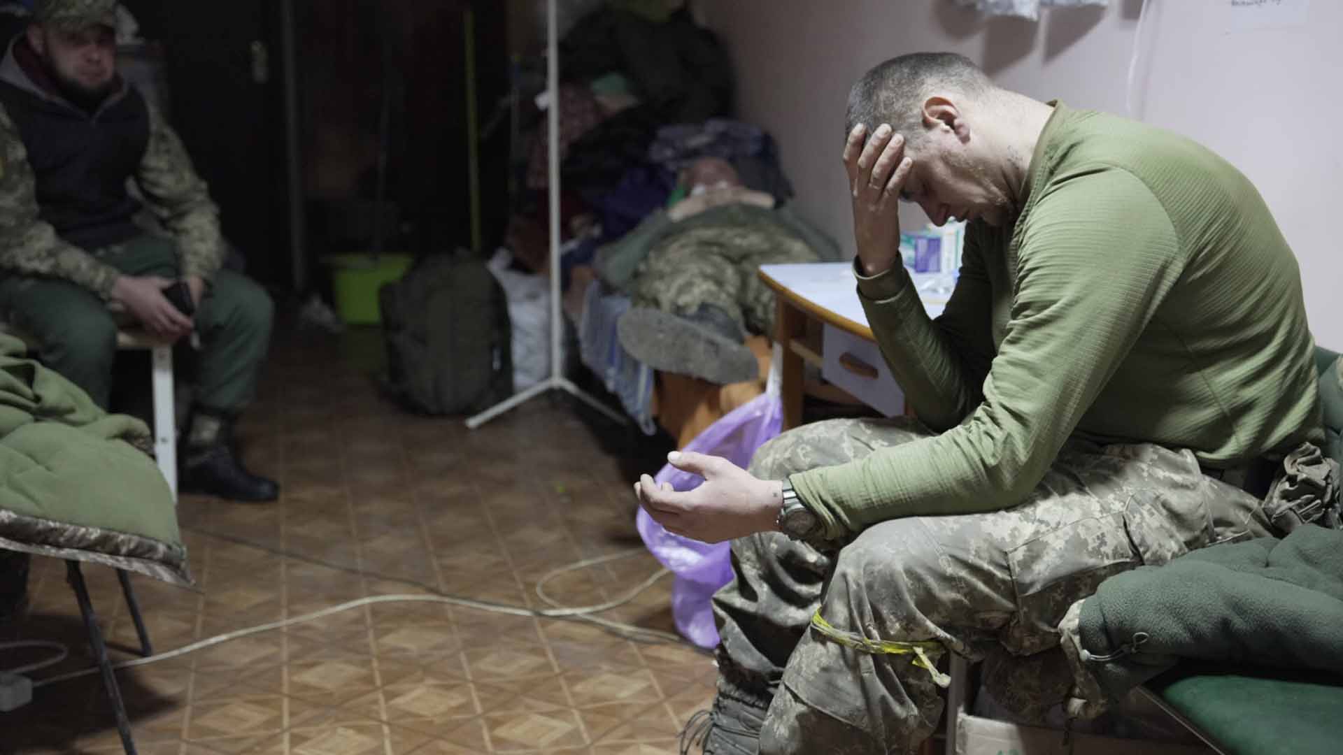 In einem Krankenhaus in Lyman (Ukraine) sitzen und liegen Verletzte in einem Flur