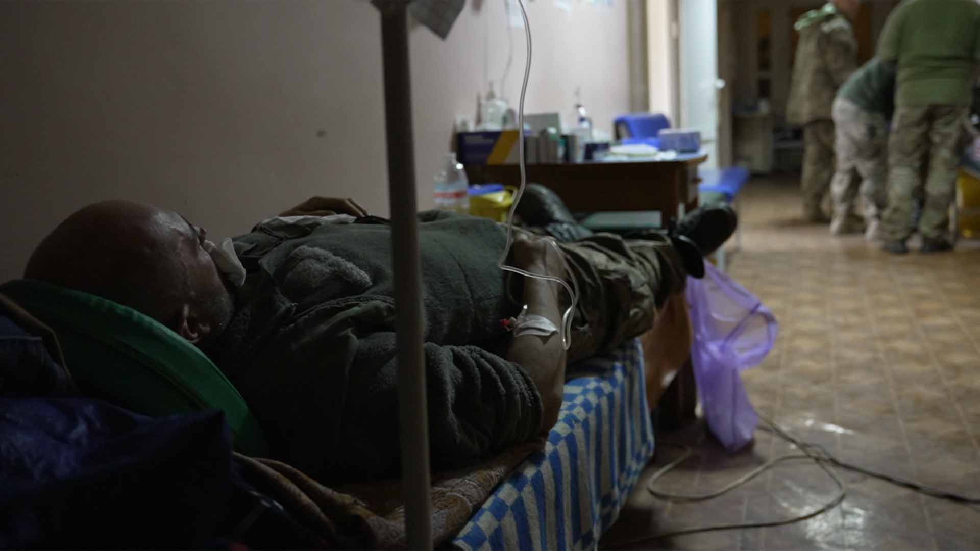 In einem Krankenhaus in Lyman (Ukraine) liegt ein Verletzter in einem Flur. | T. Dammers