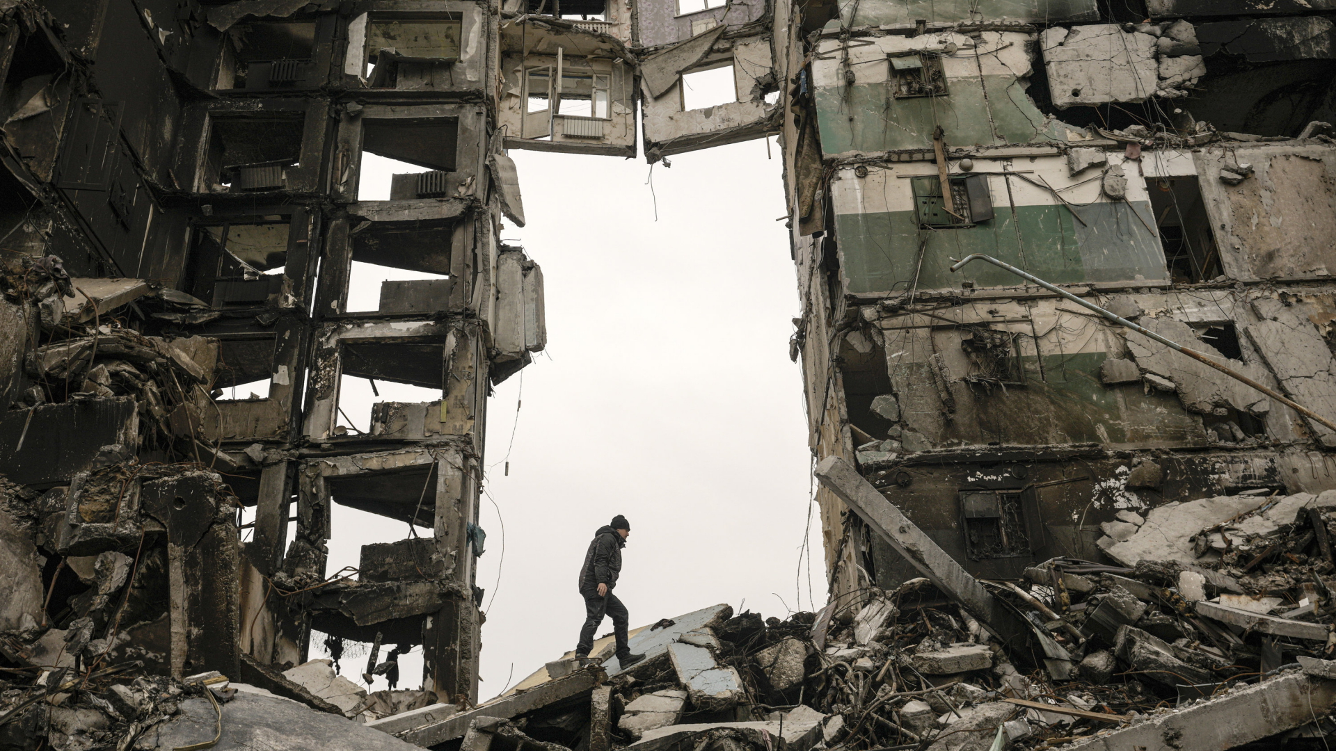 Ein Mann klettert über die Trümmer eines zerstörten Hauses im ukrainischen Borodyanka.