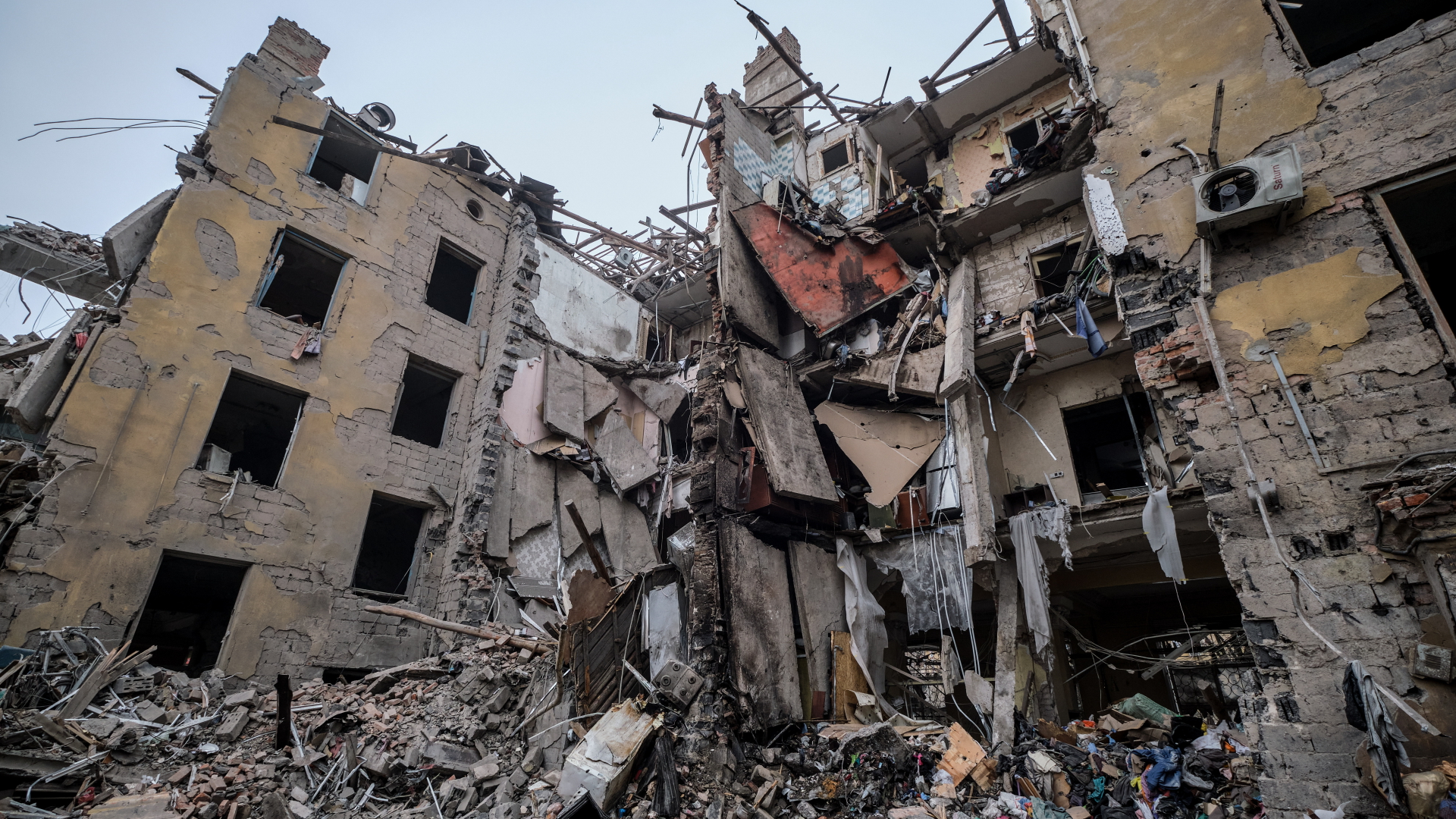 Ein völlig zerstörtes Wohnhaus in der ukrainischen Stadt Kramatorsk. | EPA