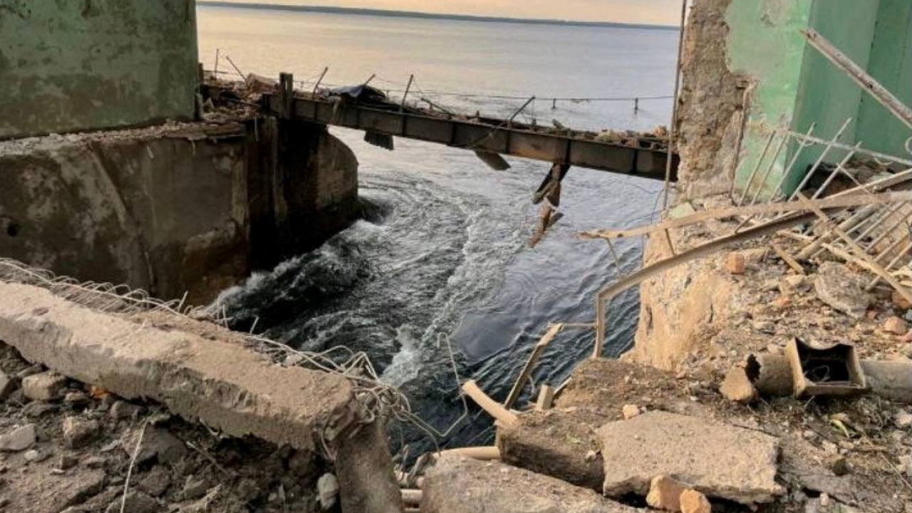 Ein vom ukrainischen Präsidialamt verbreitetes Foto soll die Schäden am Staudamm in Krywyj Rih zeigen.  | Ukrainian Presidential Press Service via Reuters