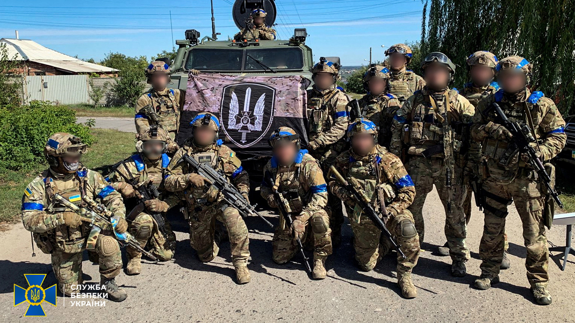 Angehörige des Staatssicherheitsdienstes der Ukraine posieren für ein Foto in der Stadt Kupkansk. | via REUTERS
