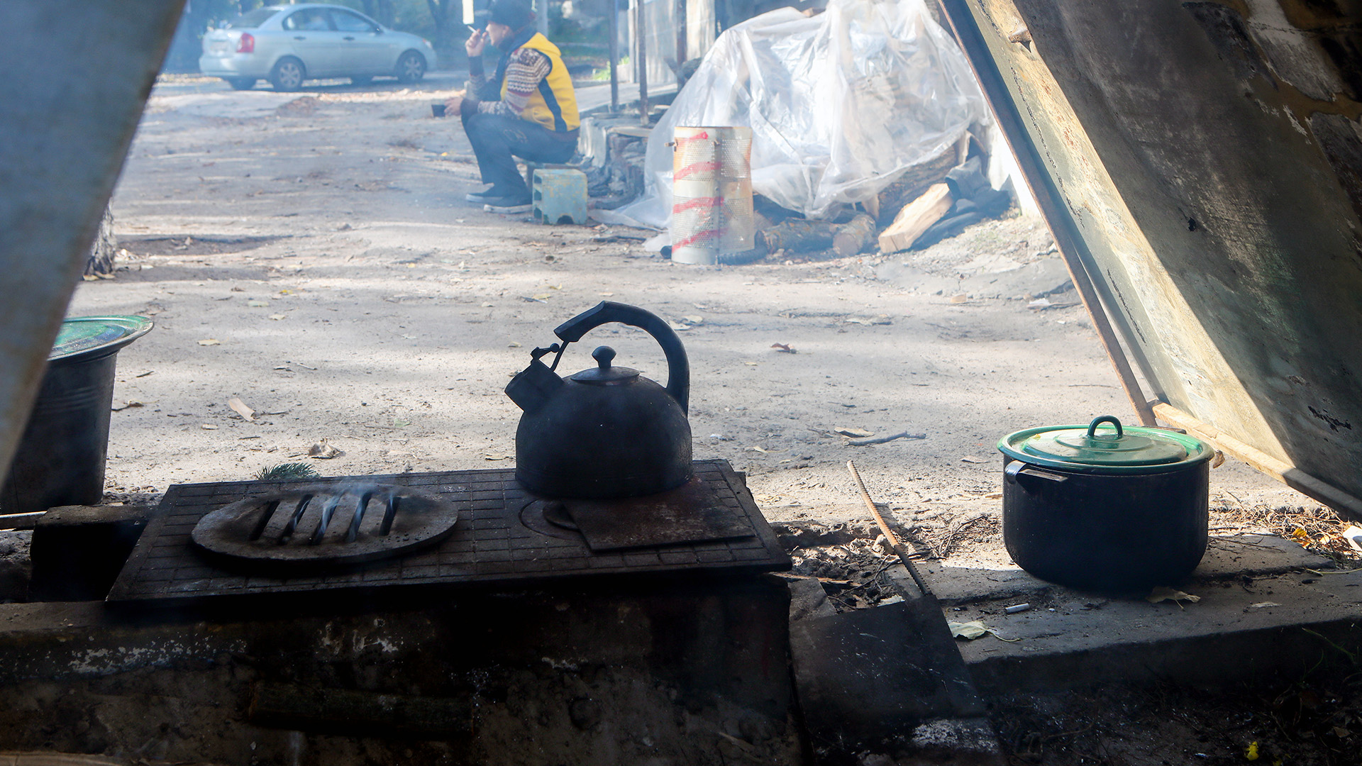 Töfpe und ein Kessel stehen in einer improvisierten Küche auf der Straße in Kupyansk.