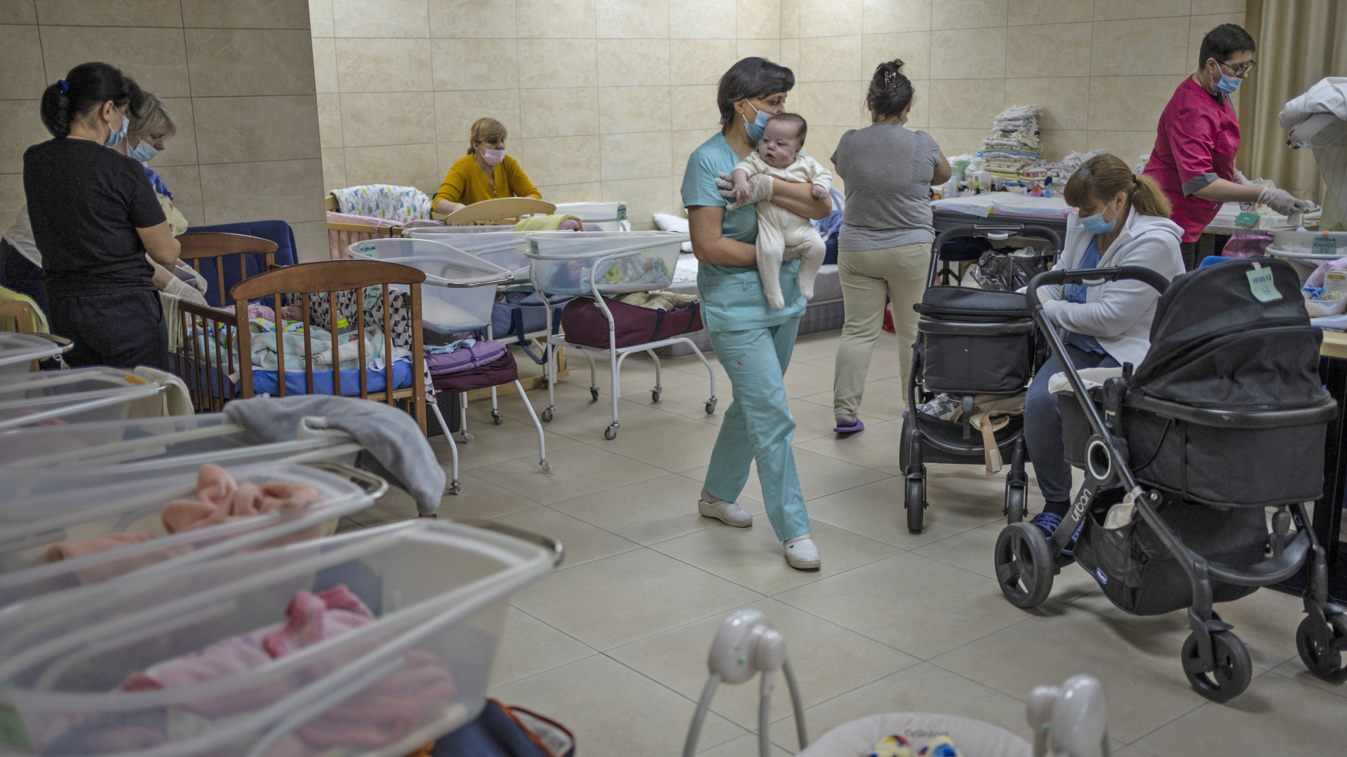 Pflegerinnen mit Leihmütter-Babys in einem Keller in Kiew, in dem sie eine Not-Kinderstation eingerichtet haben | AP