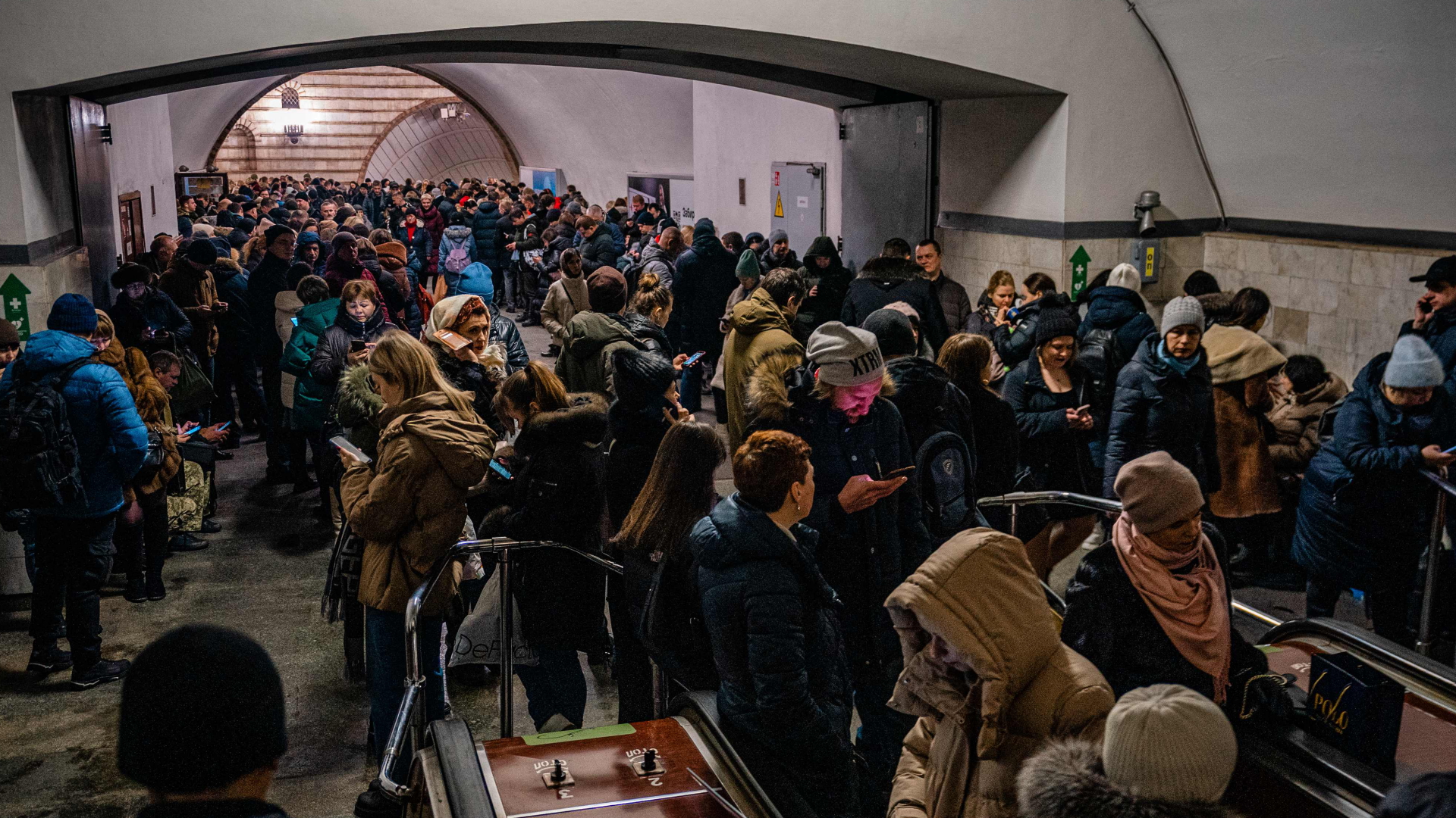 In Kiew (Ukraine) suchen Menschen in einer U-Bahn-Station Schutz, nachdem Luftalarm ausgelöst wurde | AFP