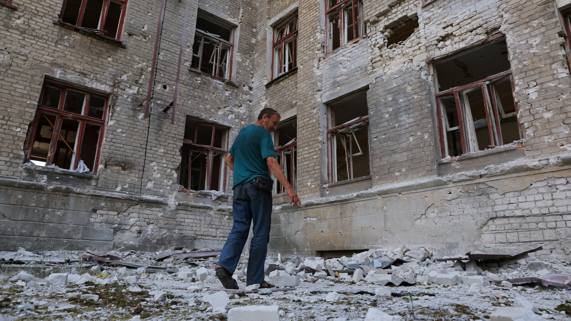 Eine zerstörte Schule in Luhansk. | REUTERS