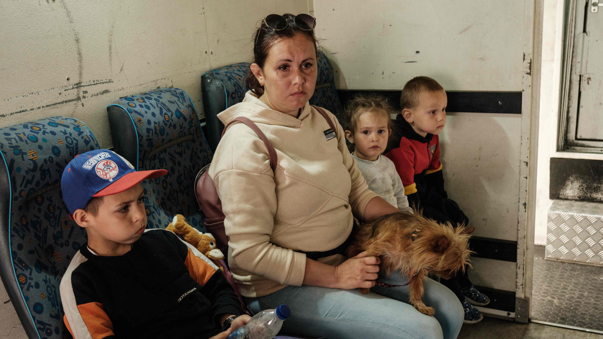 Eine Familie in der Region Lysychansk in einem gepanzerten Fahrzeug | AFP
