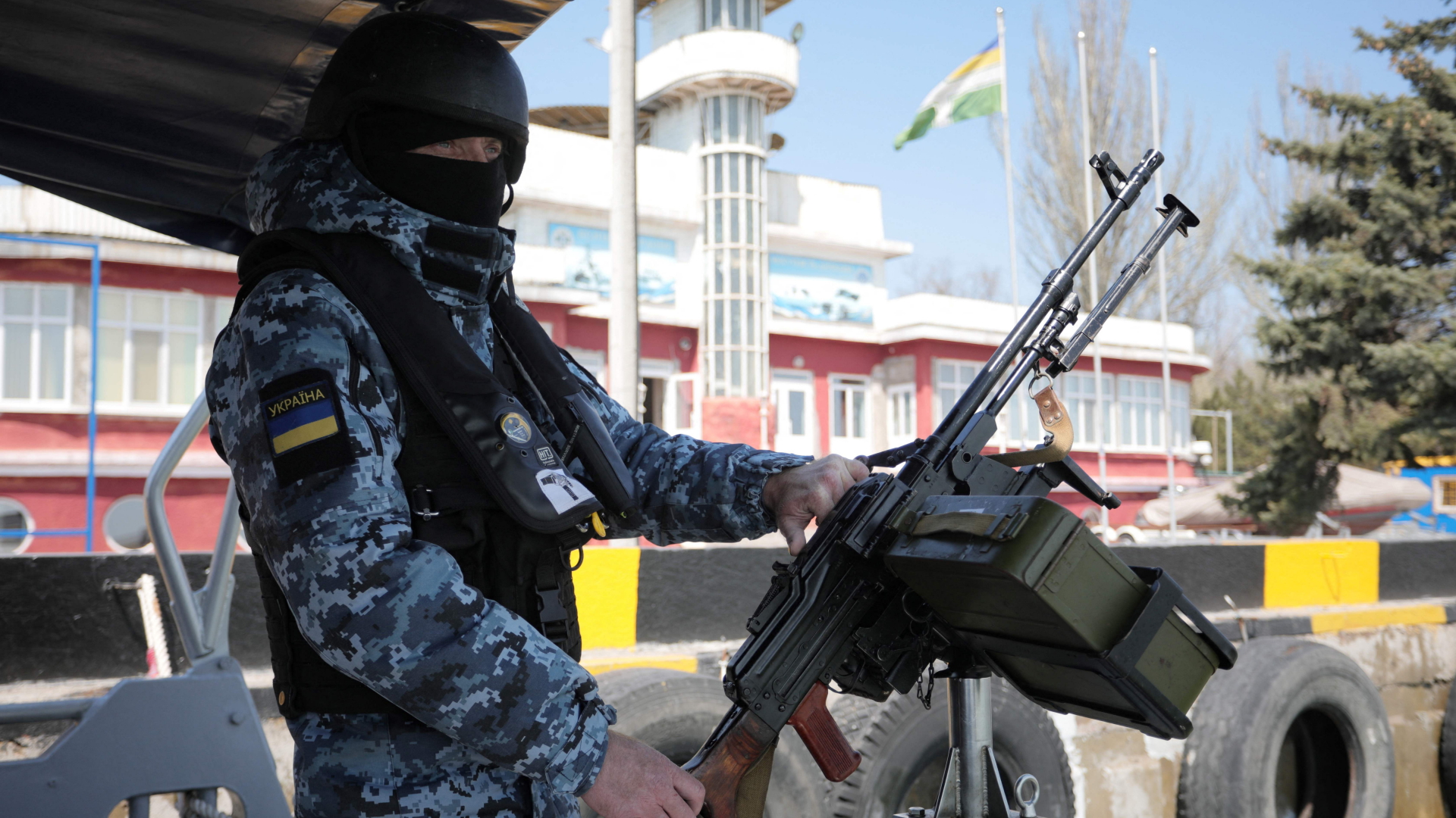 Ein Soldat der ukrainischen Grenzwache im Asowschen Meer vor Mariupol. | AFP