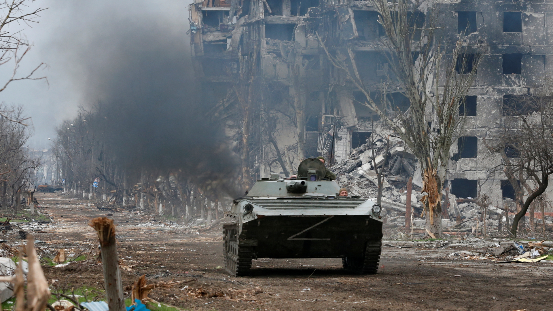 Soldaten der prorussischen Truppen fahren in einem gepanzerten Fahrzeug durch die Hafenstadt Mariupol. | REUTERS