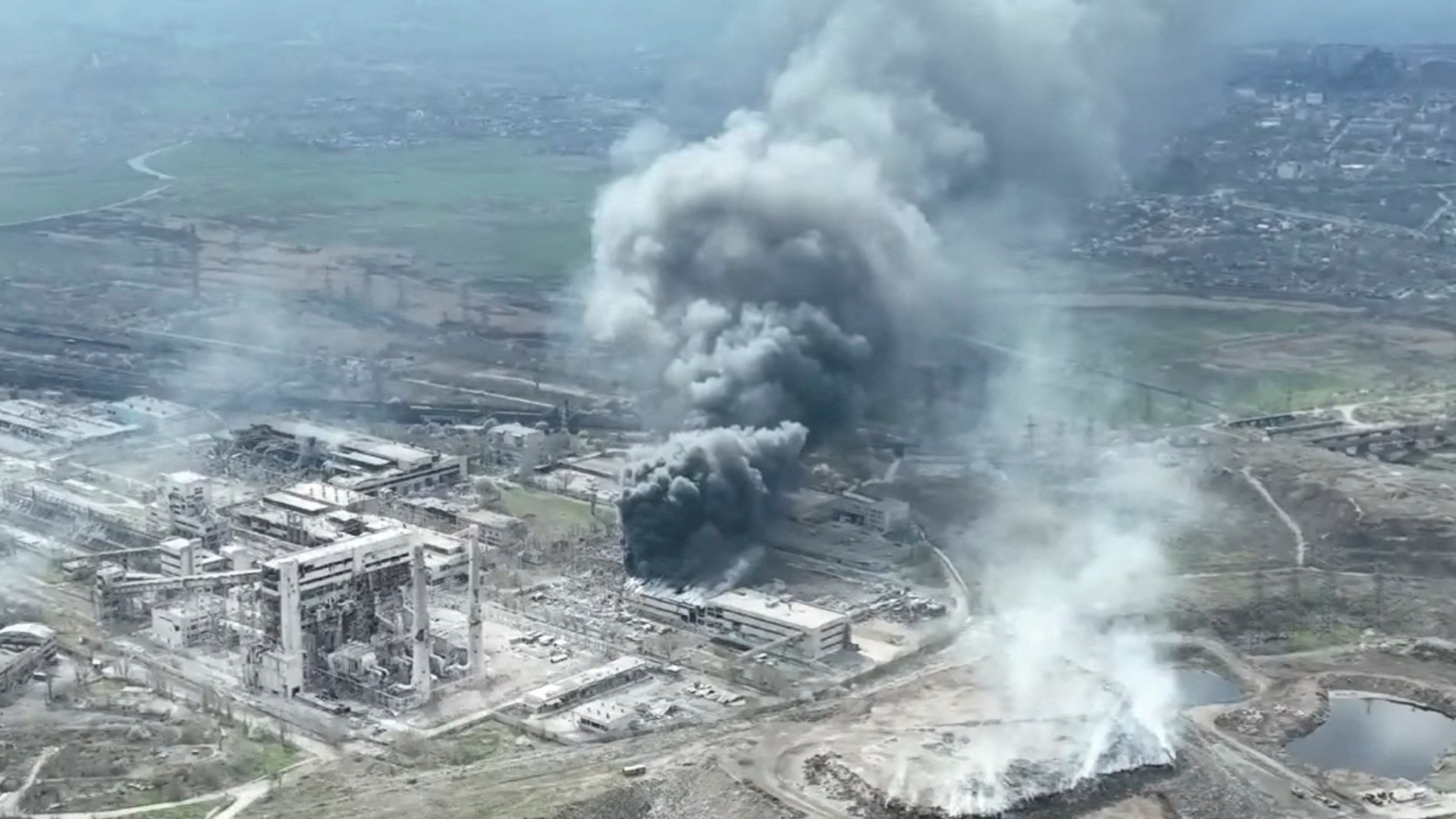 Rauch dringt aus dem Stahlwerk Asowstal in Mariupol | via REUTERS
