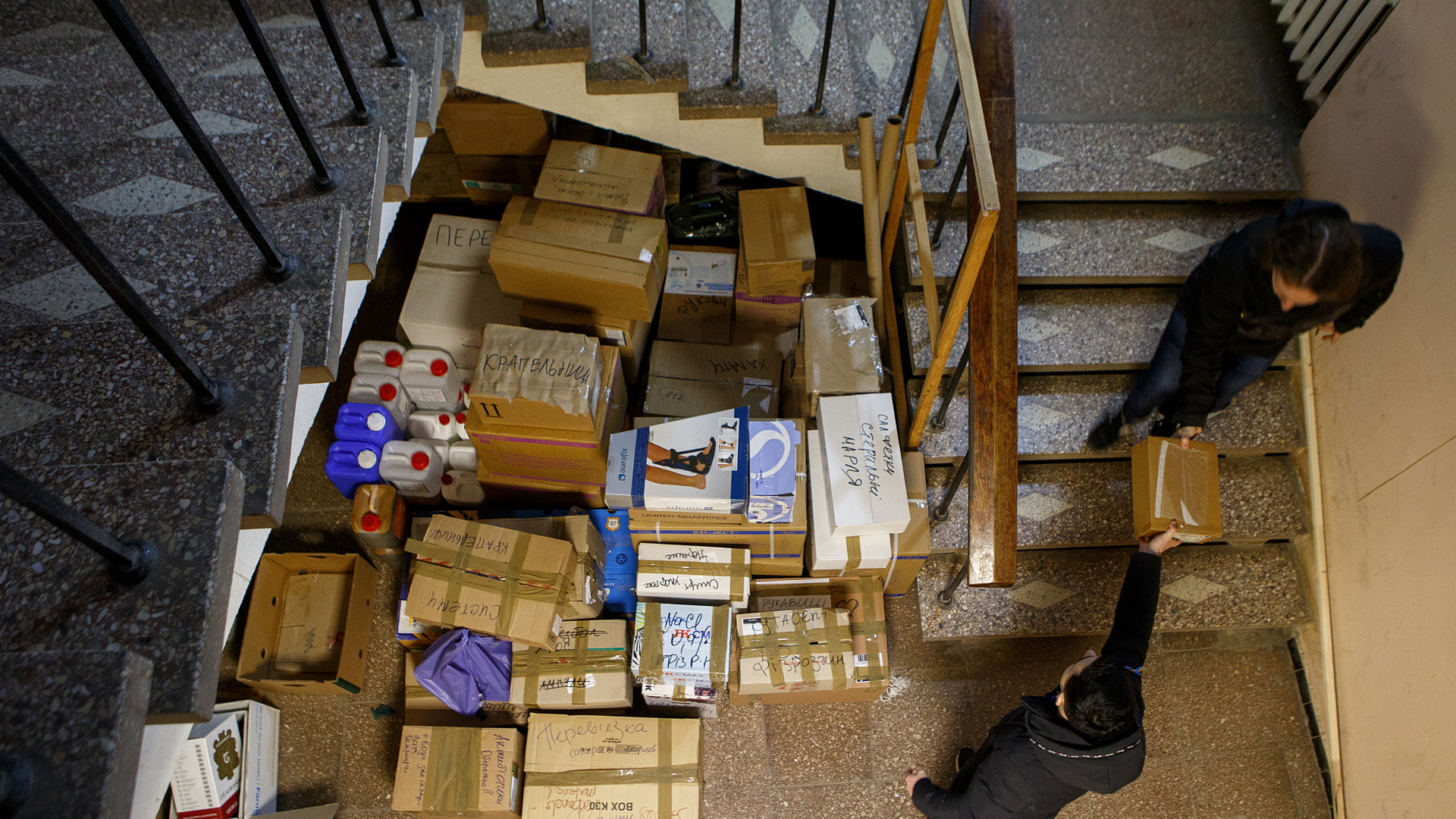 Helfer sortieren in einem Freiwilligenzentrum Kartons mit medizinischen Hilfsgütern für die ukrainische Kämpfer | dpa