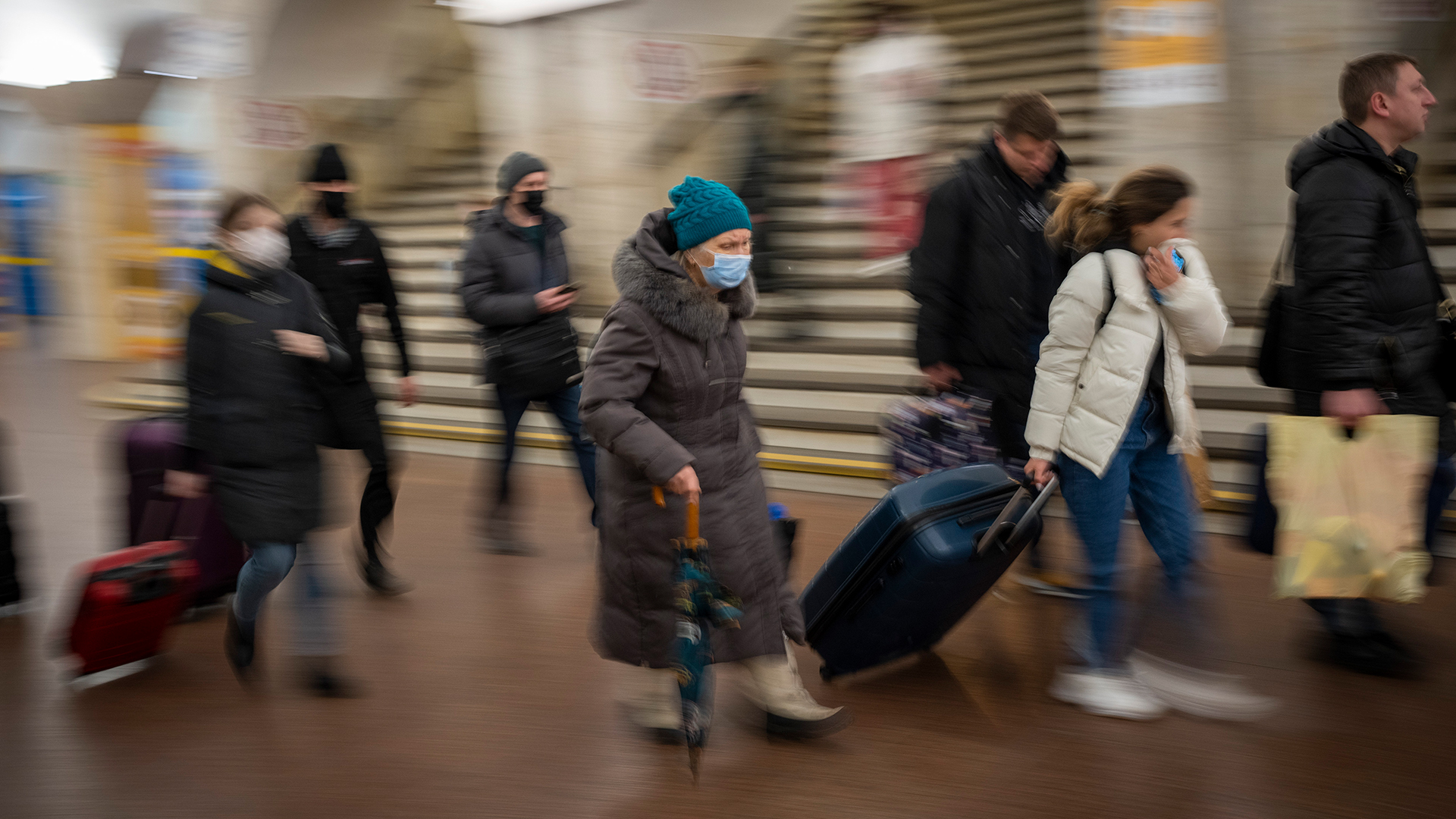 Menschen gehen mit Gepäck in einer Bahnstation in Kiew. | picture alliance/dpa/AP