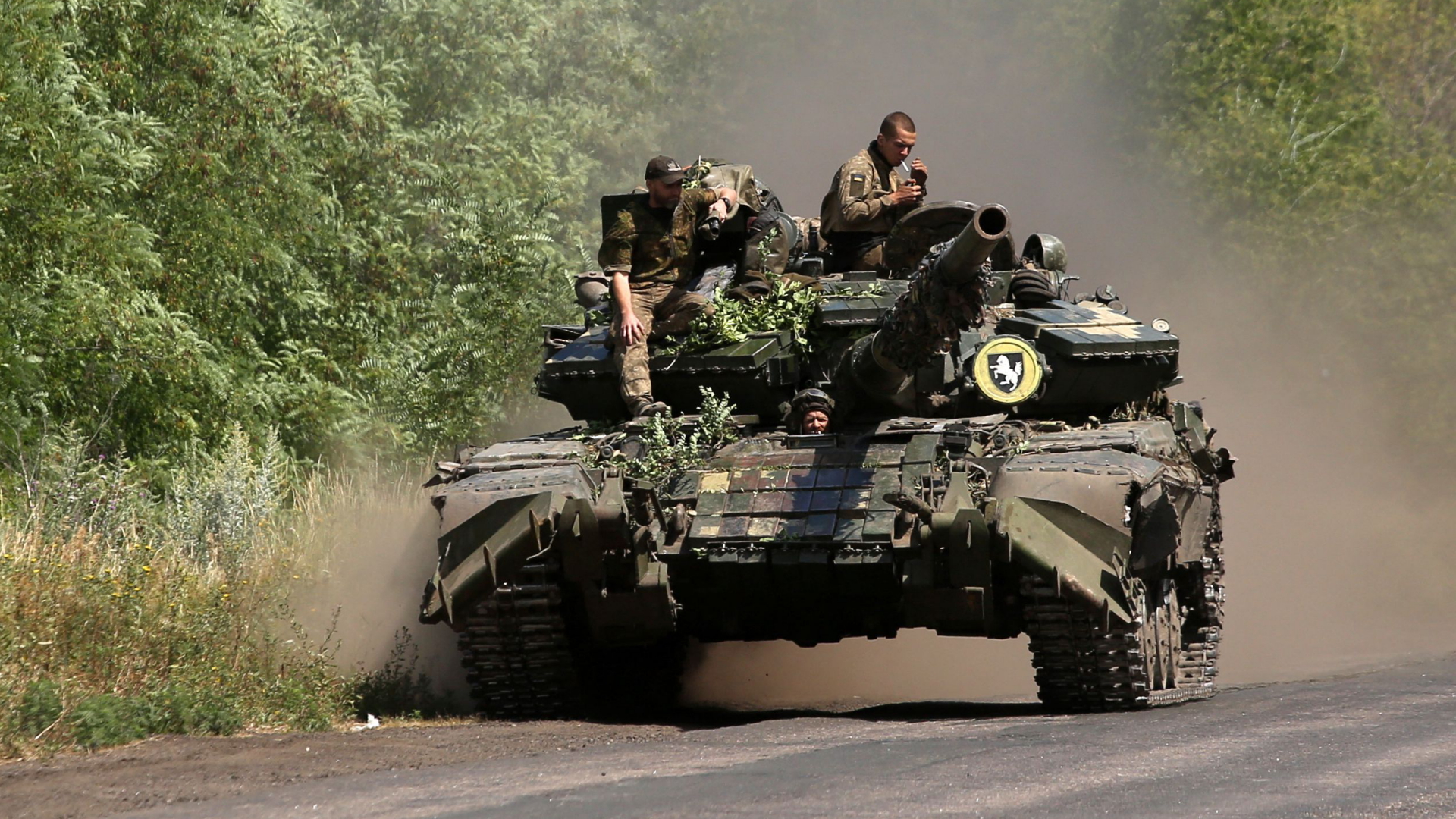 Ukrainische Soldaten auf einem Panzer | AFP