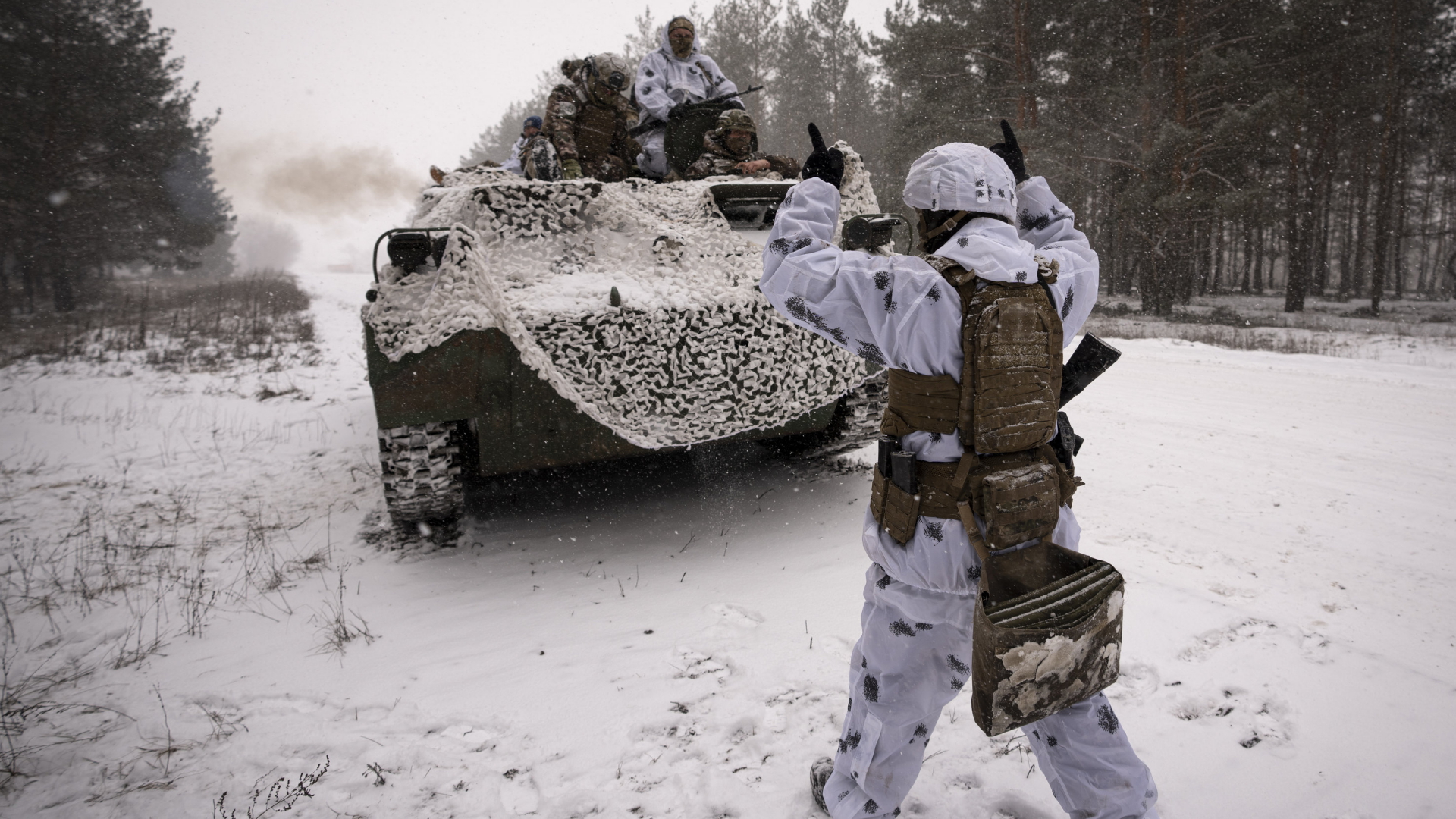 Ein ukrainischer Soldat weist bei Kupiansk (Ukraine) einem Panzer die Richtung | AP