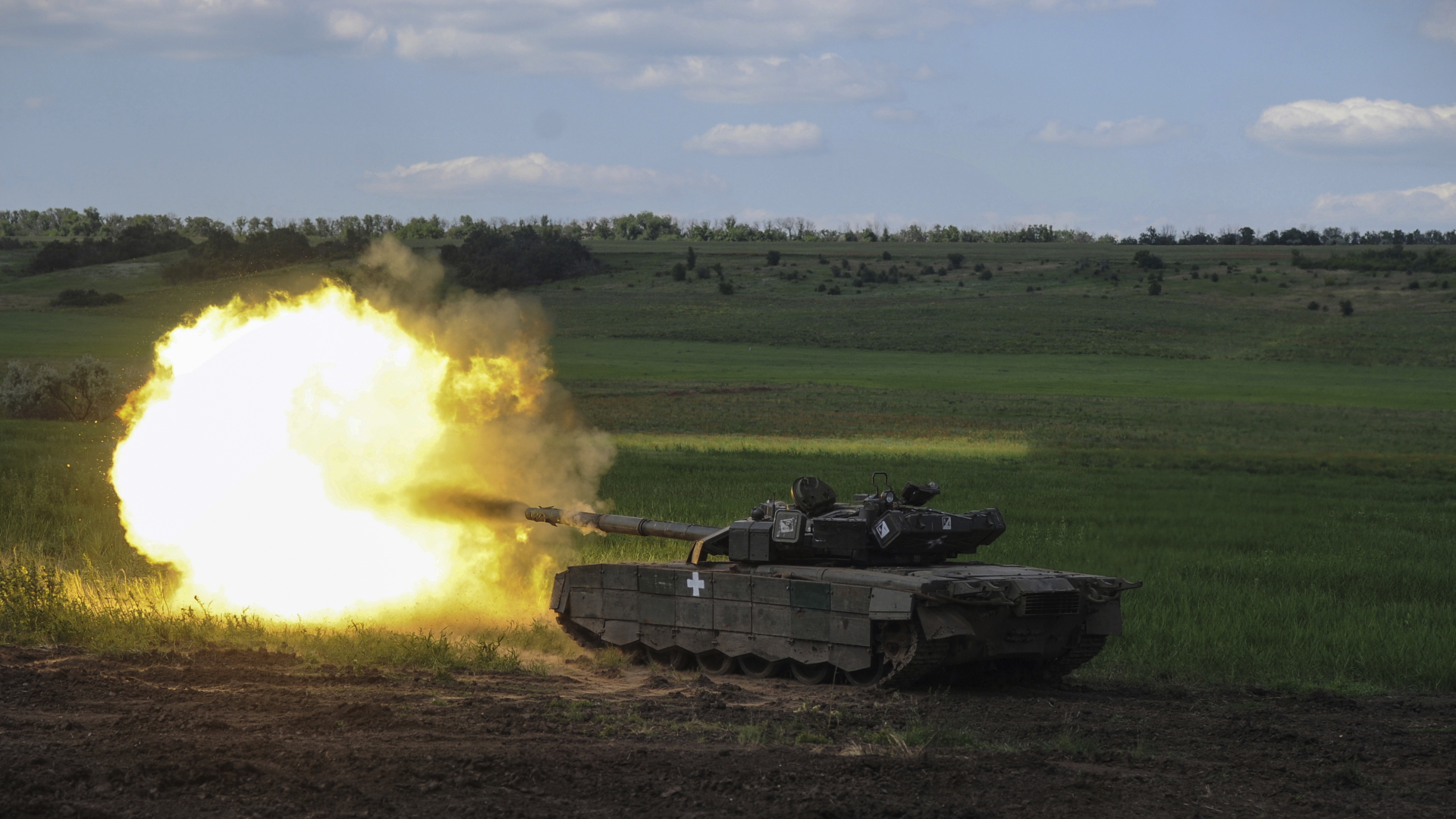 Ein ukrainischer Panzer feuert in der Nähe von Tschassiw Jar.