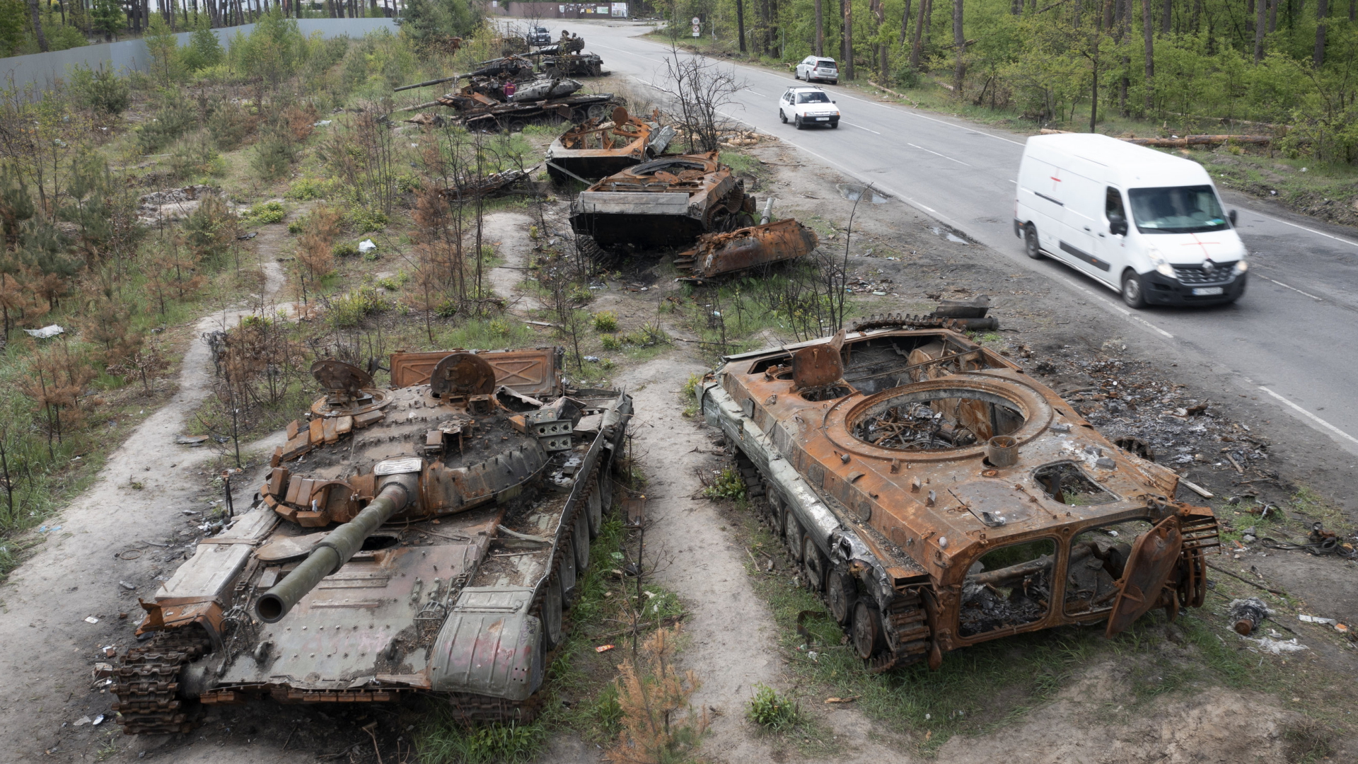 Zerstörte russische Panzer beim Dorf Dmytrivka in der Nähe von Kiew | AP