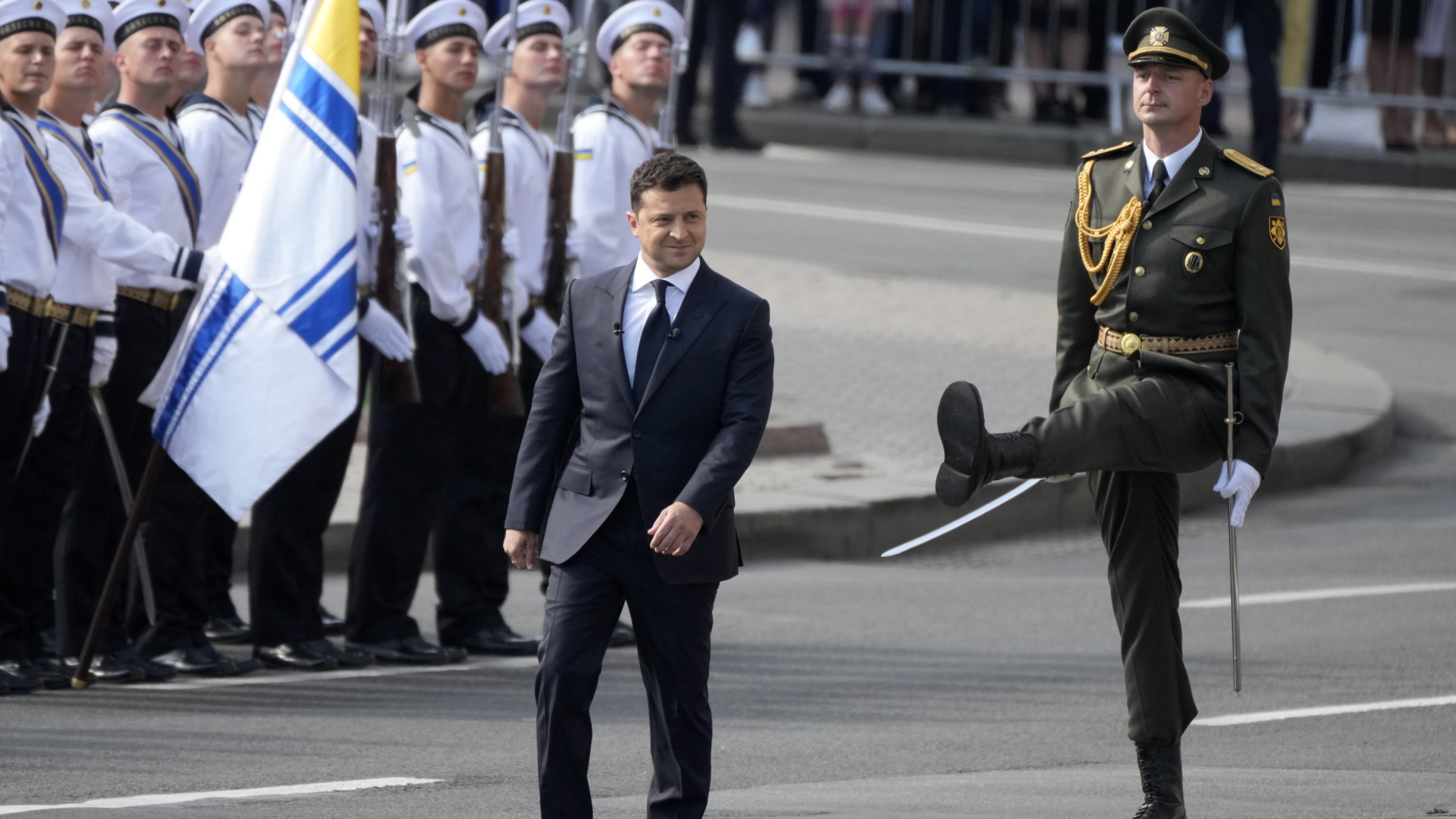Präsident Wolodymyr Selenskyj nahm die Parade in Kiew ab. | AP
