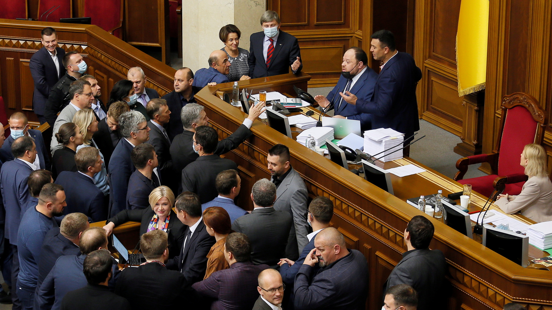 Oppositionelle ukrainische Abgeordnete diskutieren während der Abstimmung über das Oligarchen-Gesetz. | REUTERS