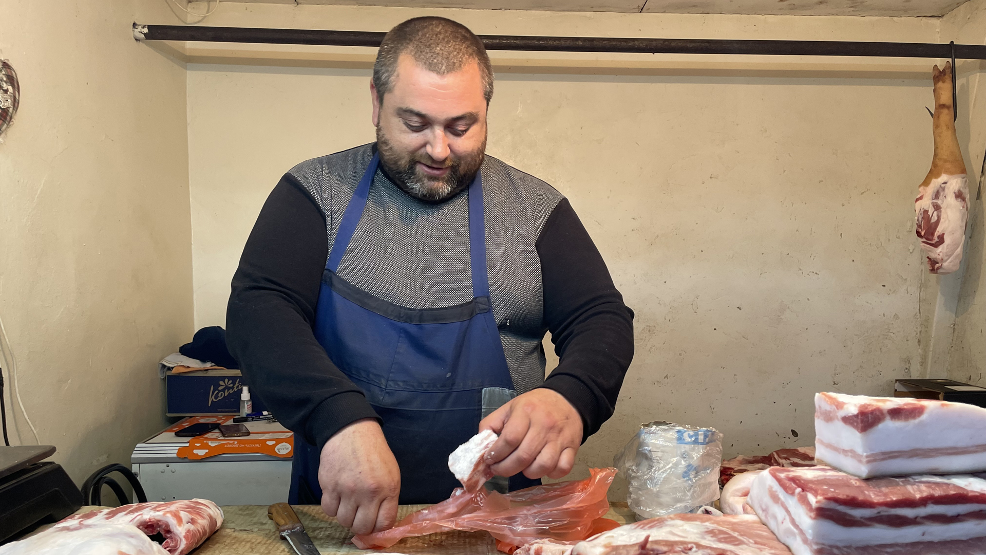 Fleischhändler Alexander bei der Arbeit | Andrea Beer/ BR