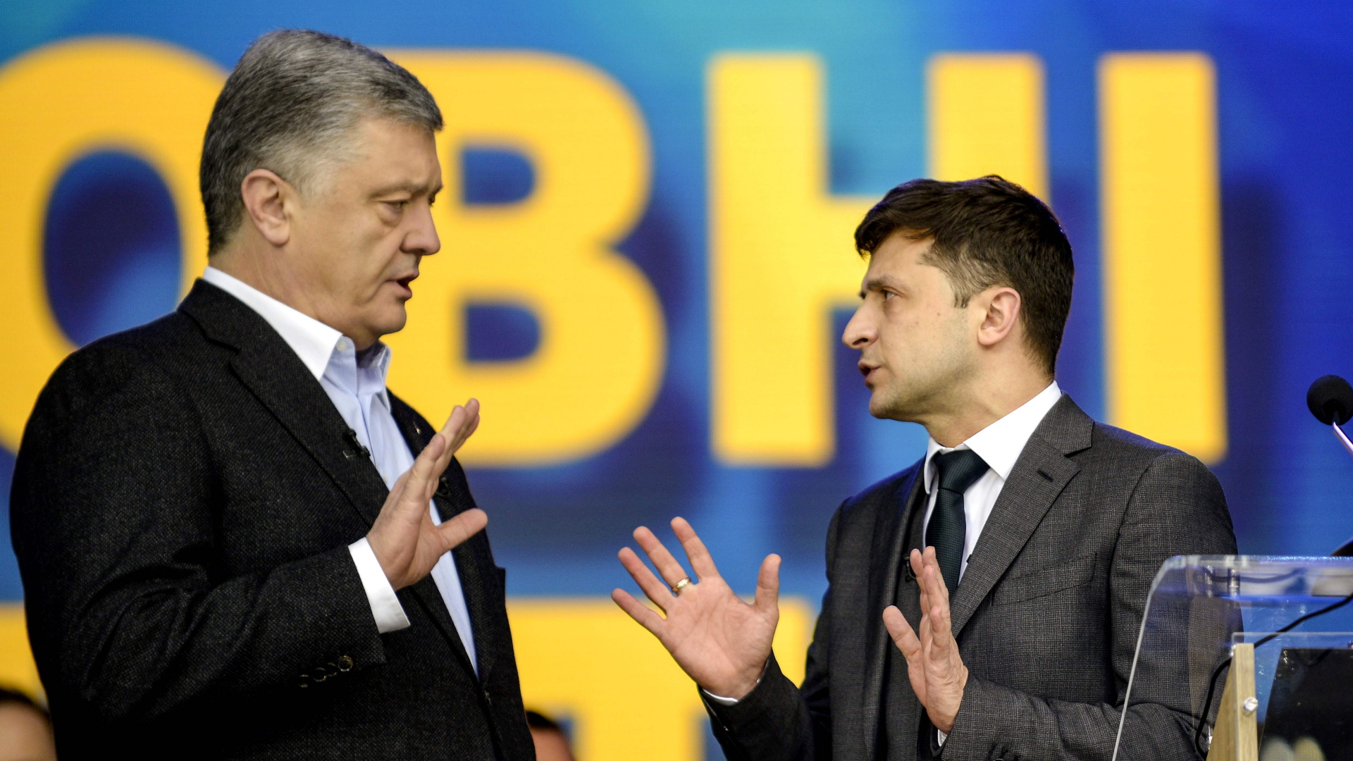 Petro Poroschenko (links im Bild) und Wolodymyr Selenskij beim Rededuell im Kiewer Olympiskij-Stadion. | AFP