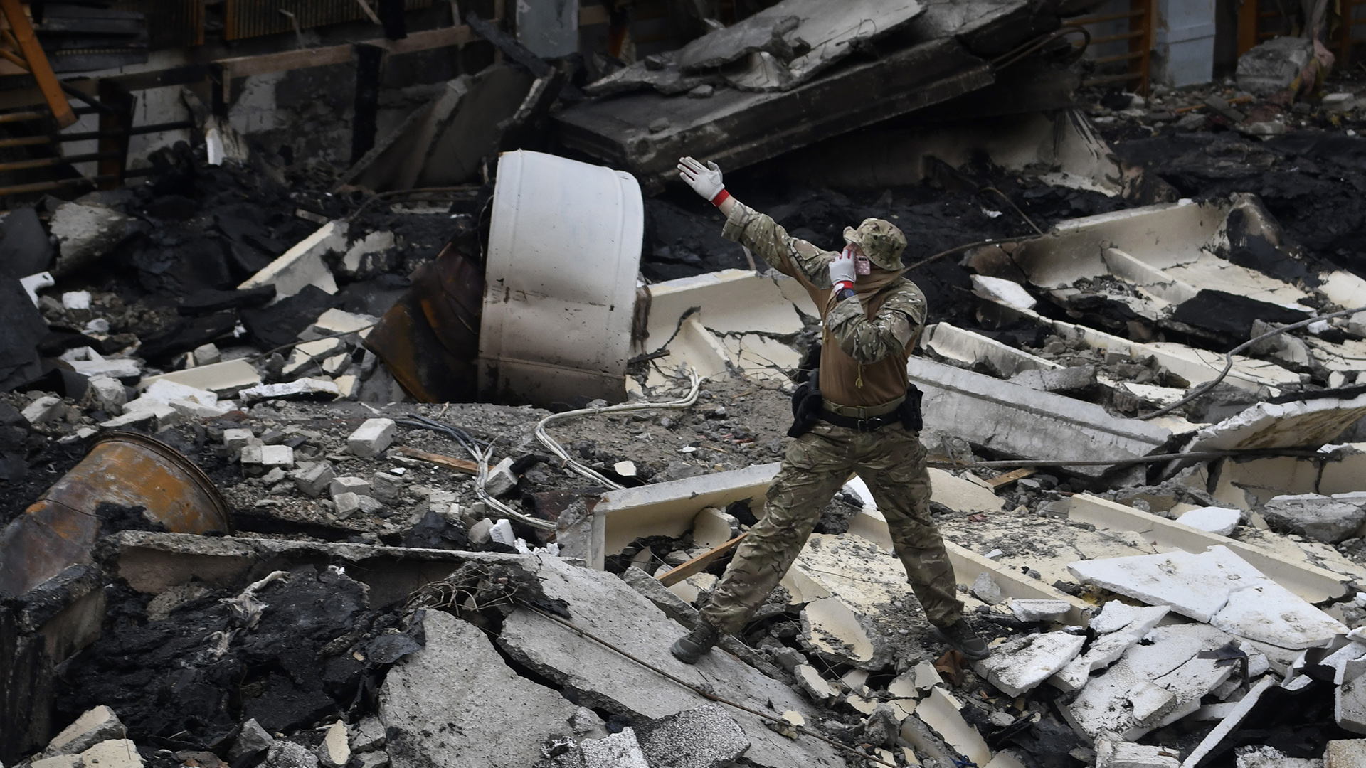 Ein Soldat steht inmitten von Trümmern in einem durch russischen Beschuss zerstörten Sportkomplex der Polytechnischen Hochschule in Kiew.