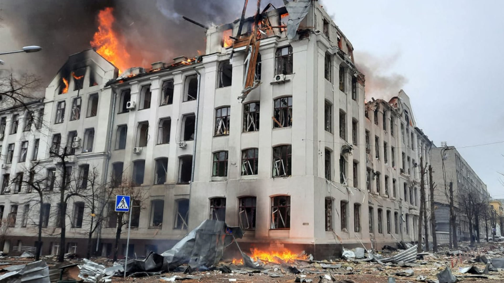 Feuerwehrleute versuchen ein brennendes Haus in der Region von Charkiw zu löschen. | AFP