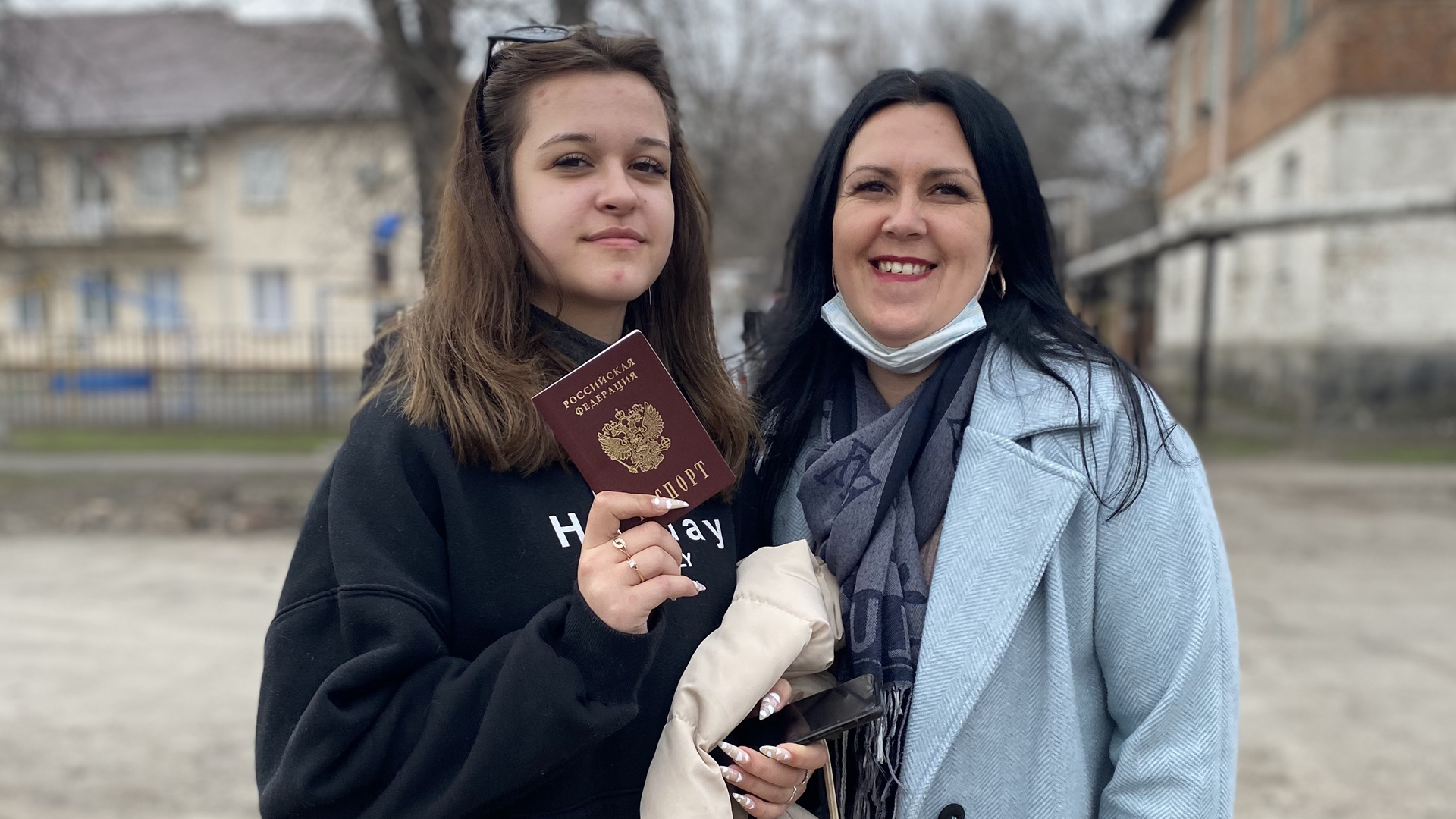 Alina Timofejenko und ihre Mutter Swetlana freuen sich über Alinas neuen russischen Pass.