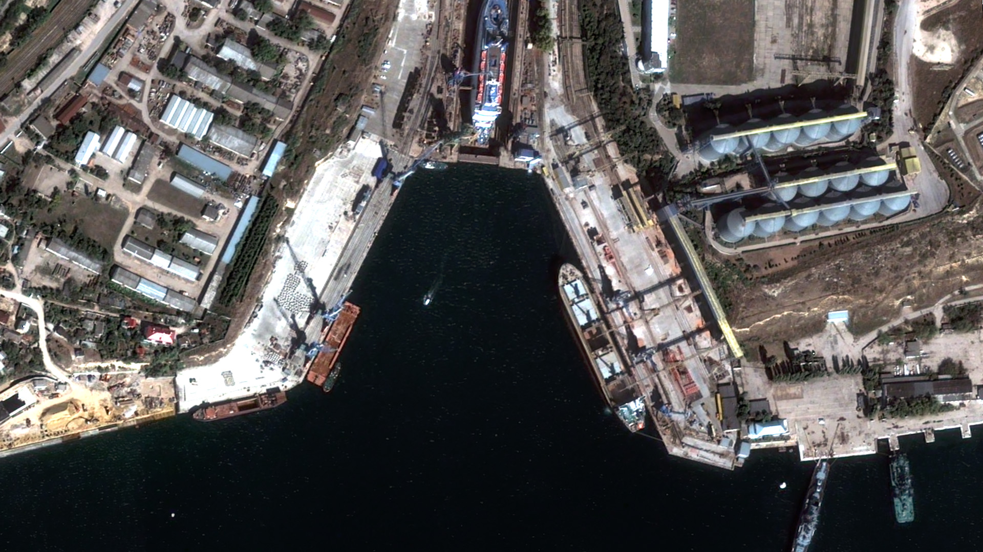 Satellitenbild der Mikahil Nenashev im Hafen von Sewastopol  | vertical52.org/NDR