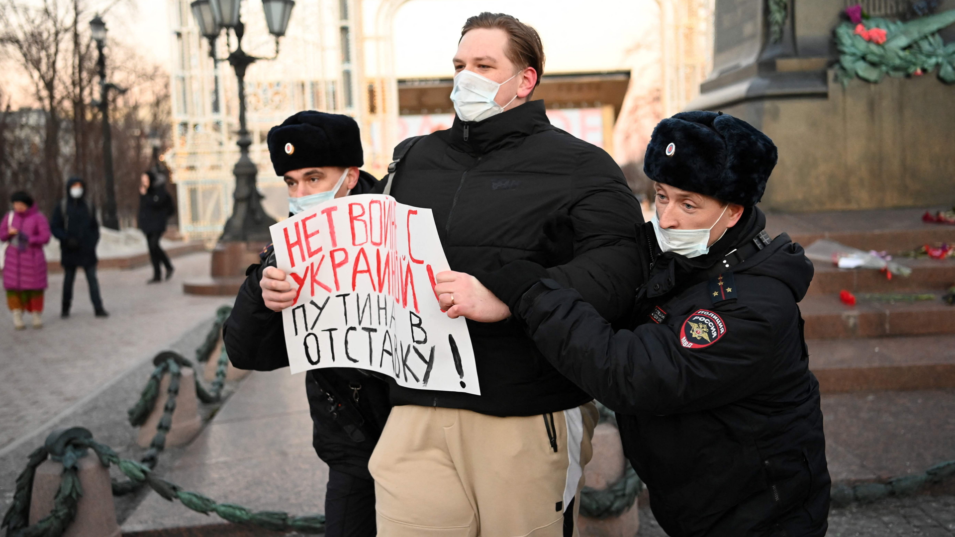 Russische Polizisten nehmen einen Protestierenden fest, der ein Plakat mit der Aufschrift "Nein zum Krieg in der Ukraine. Putin soll weg" in den Händen hält | AFP