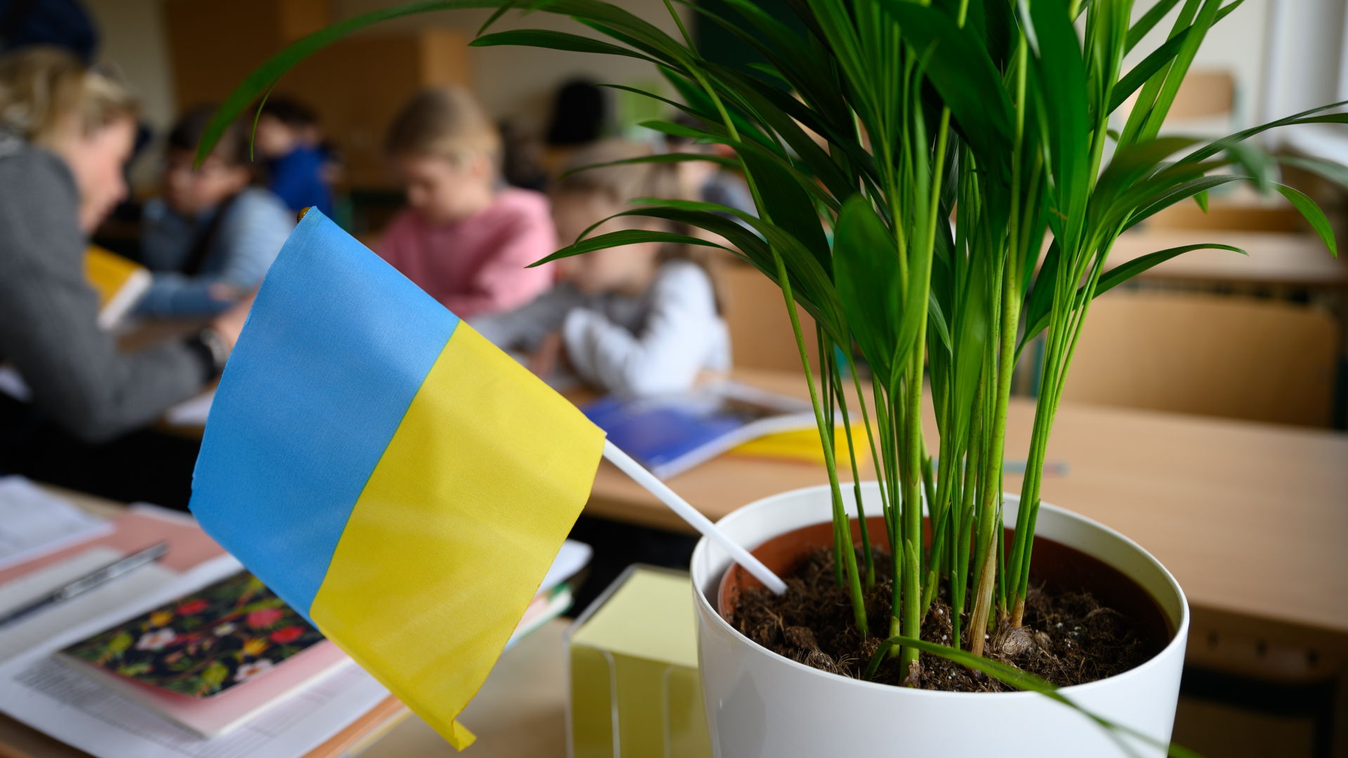 Grundschüler aus der Ukraine sitzen in einem Klassenzimmer in Dresden. | dpa