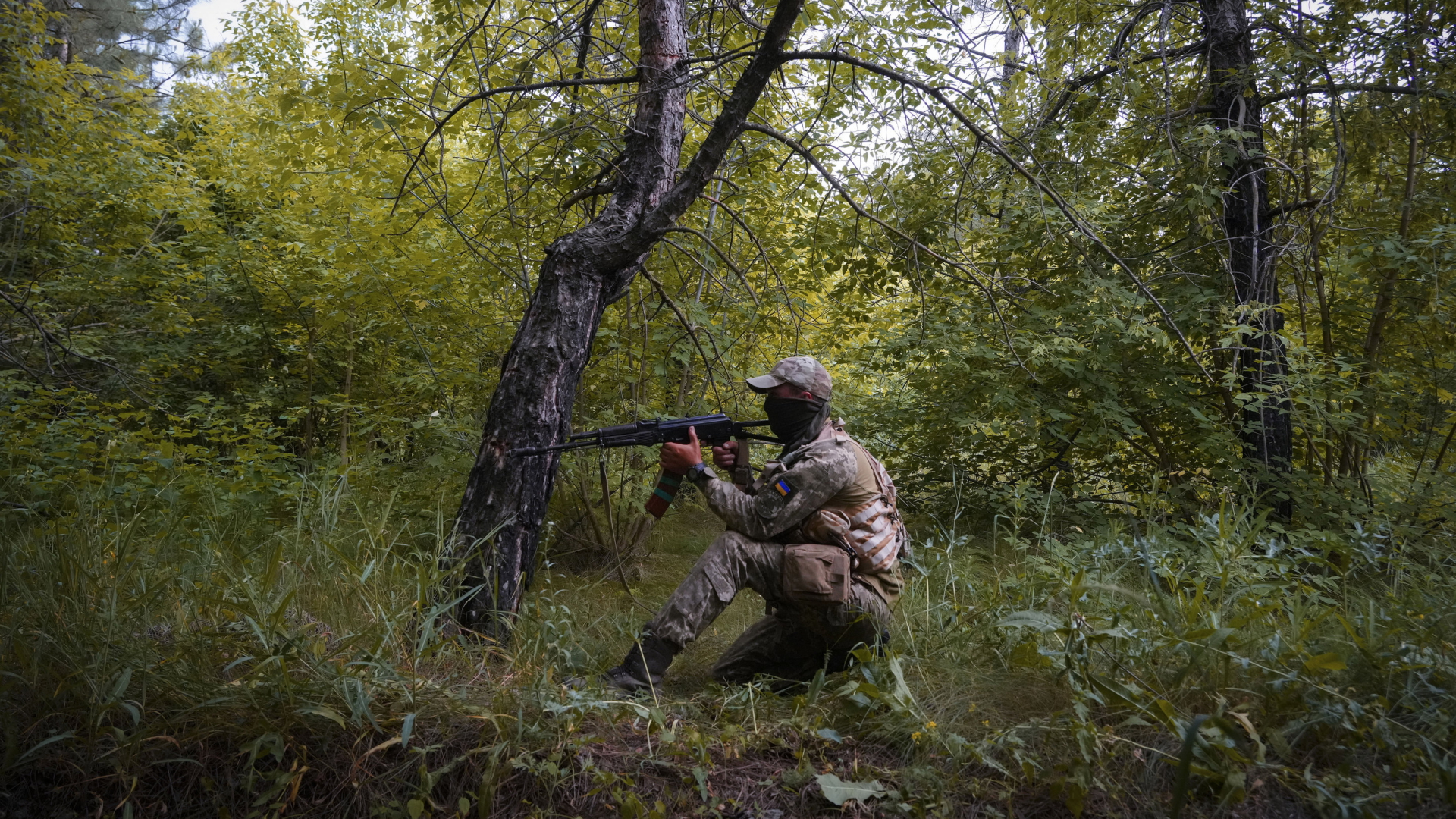 Ein ukrainischer Soldat in einem Waldgebiet in der Region Donezk
