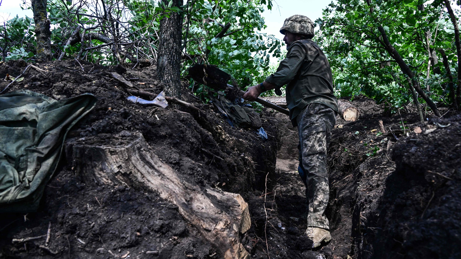 Ein ukrainischer Soldat gräbt einen Schützengraben. | AFP