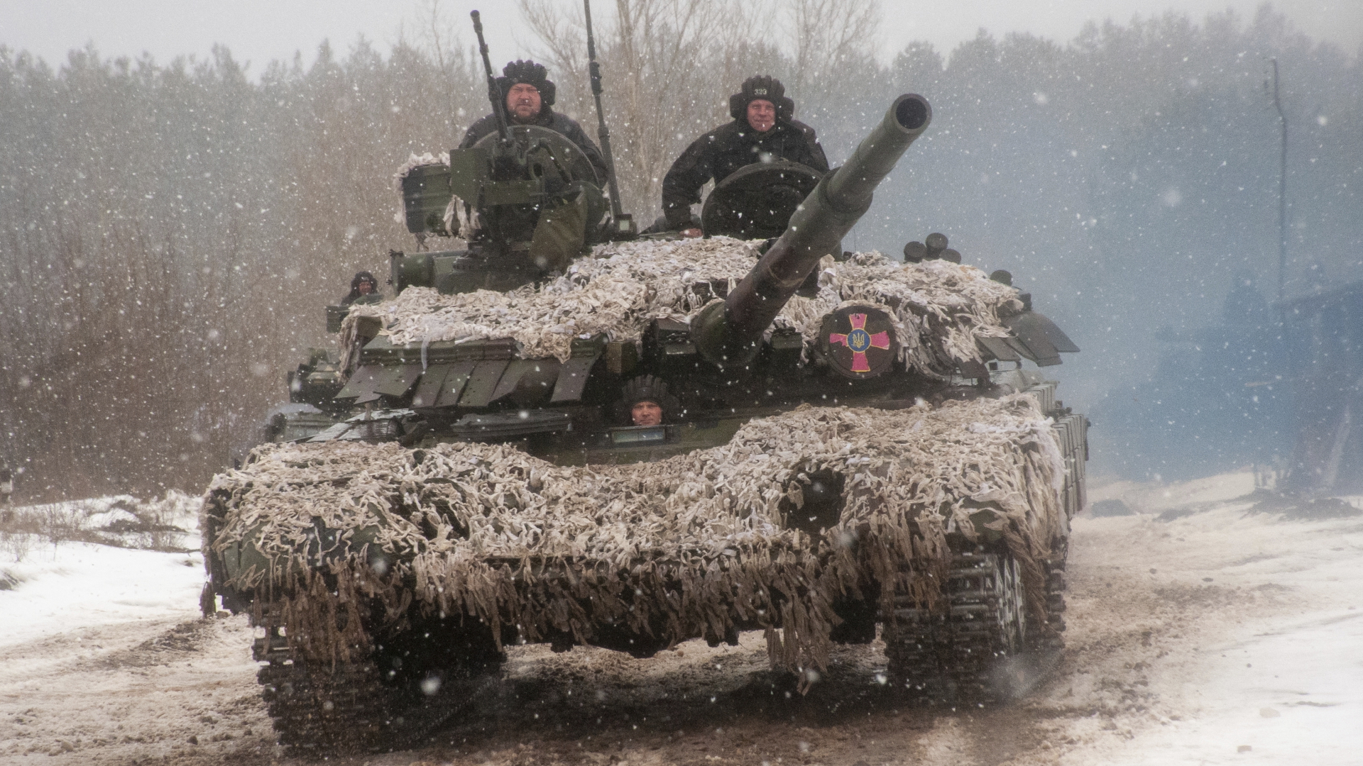 Ukrainische Soldaten fahren auf einem Panzer während einer Militärübung in der Nähe von Kharkiv. | dpa