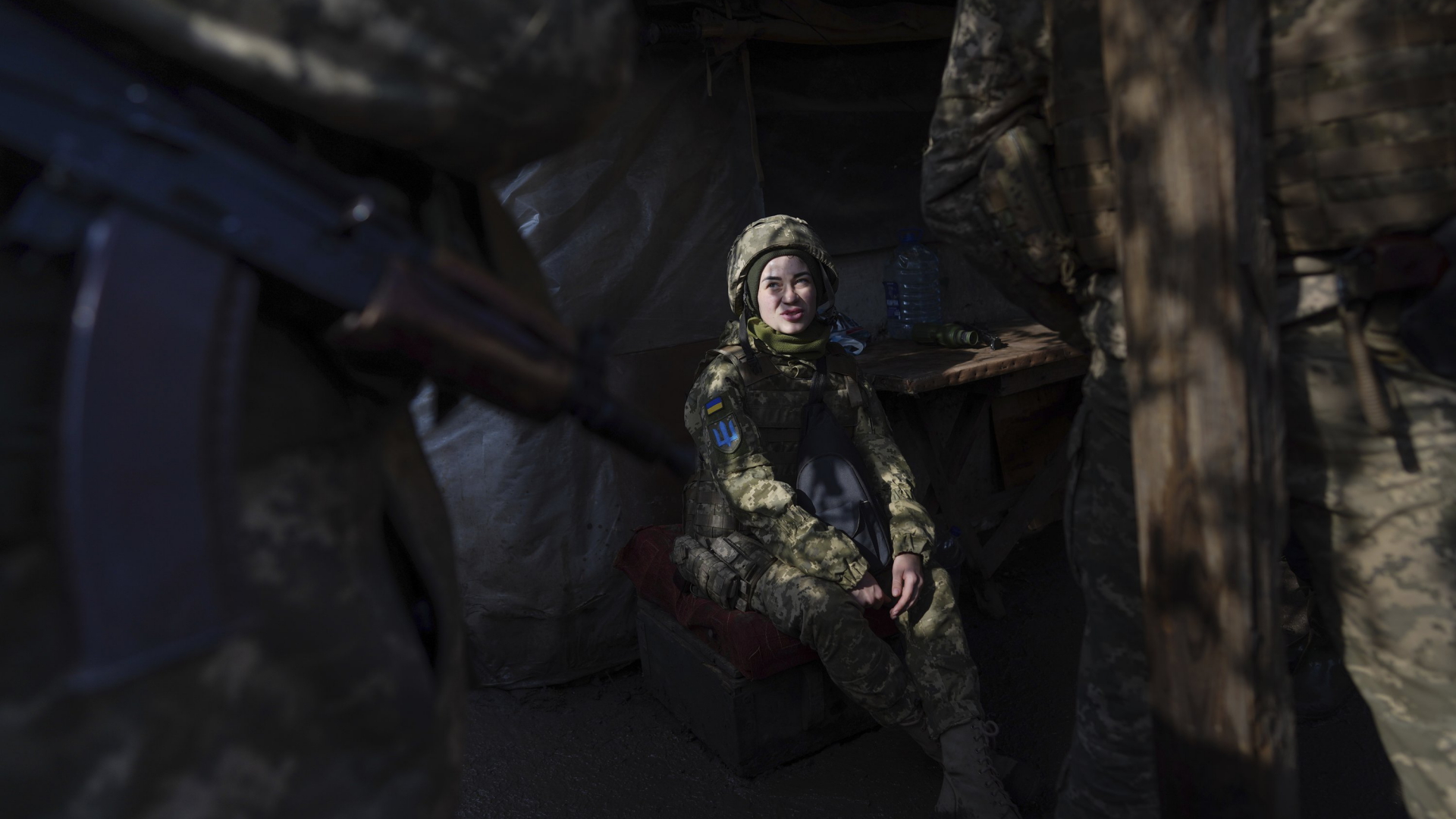 Eine ukrainische Soldatin spricht mit ihren Kameraden. | AP