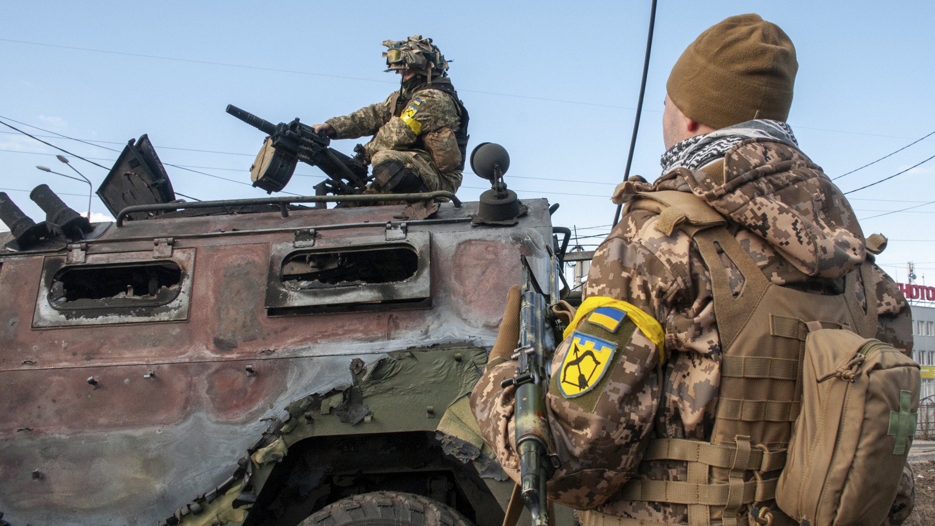 Soldaten der ukrainischen Armee inspizieren eine zerstörtes russisches Militärfahrzeug in Chrakiw. | AP