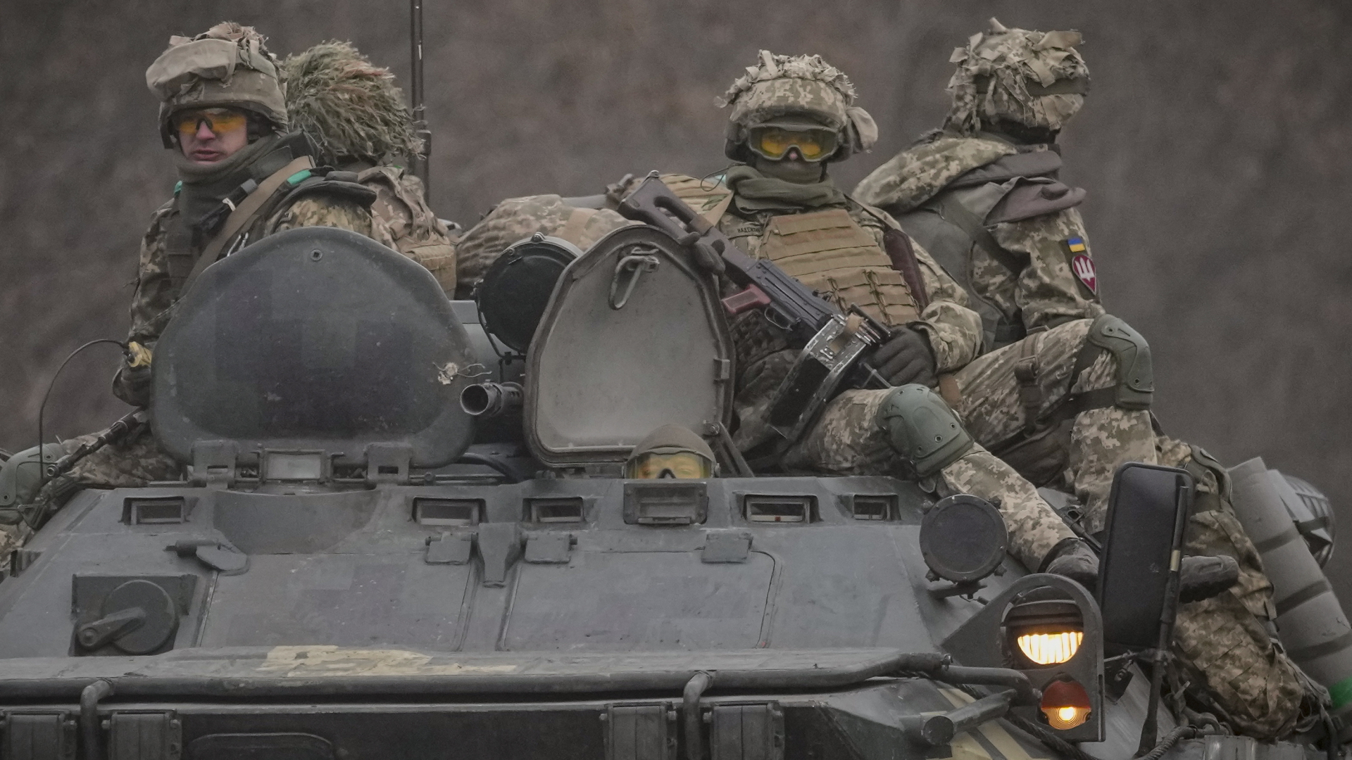  Ukrainische Soldaten sitzen auf einem gepanzerten Mannschaftstransporter. | dpa
